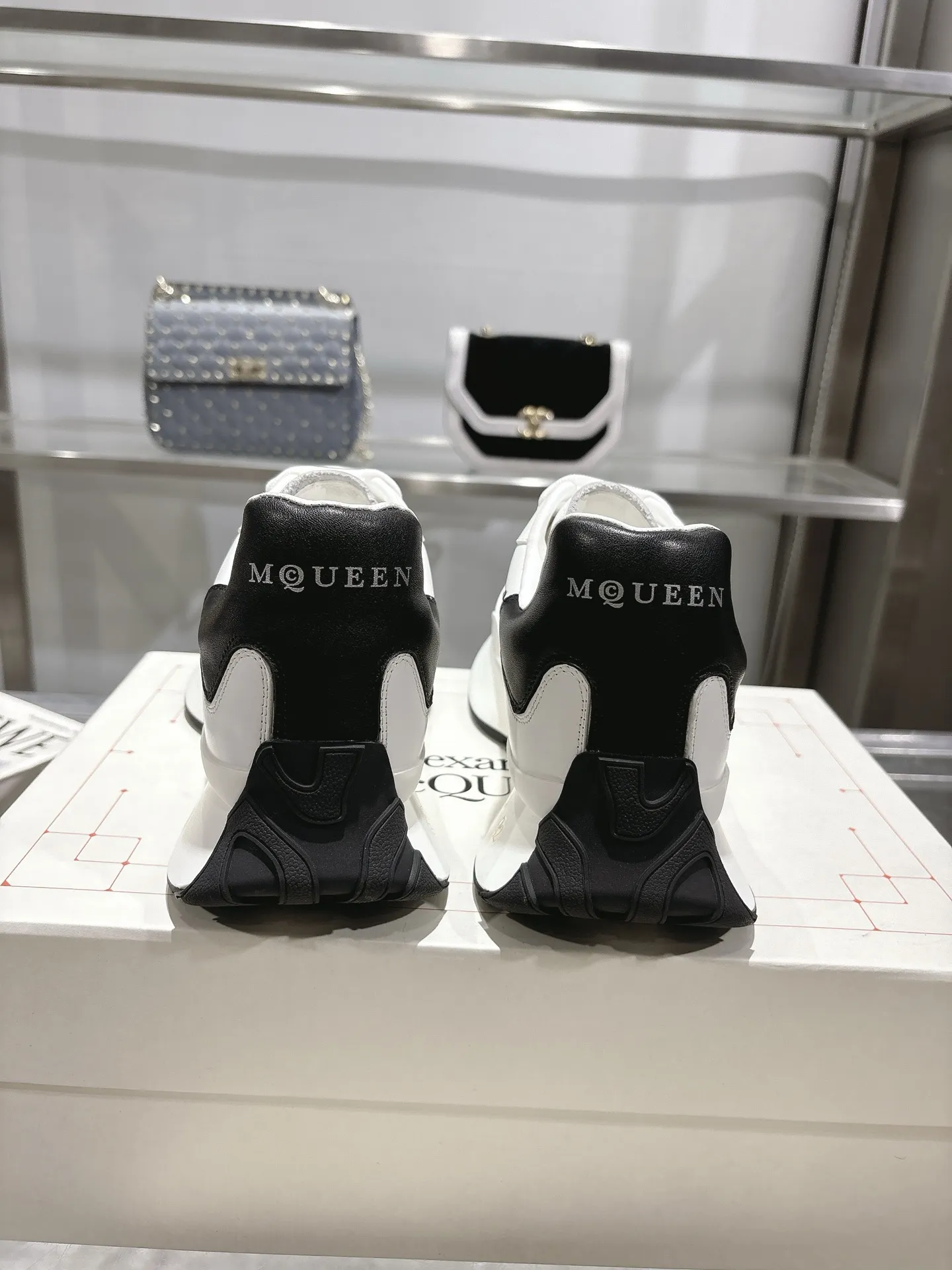 ALEXANDER MCQUEEN 白黒スニーカー 2025春夏 - 画像 (10)