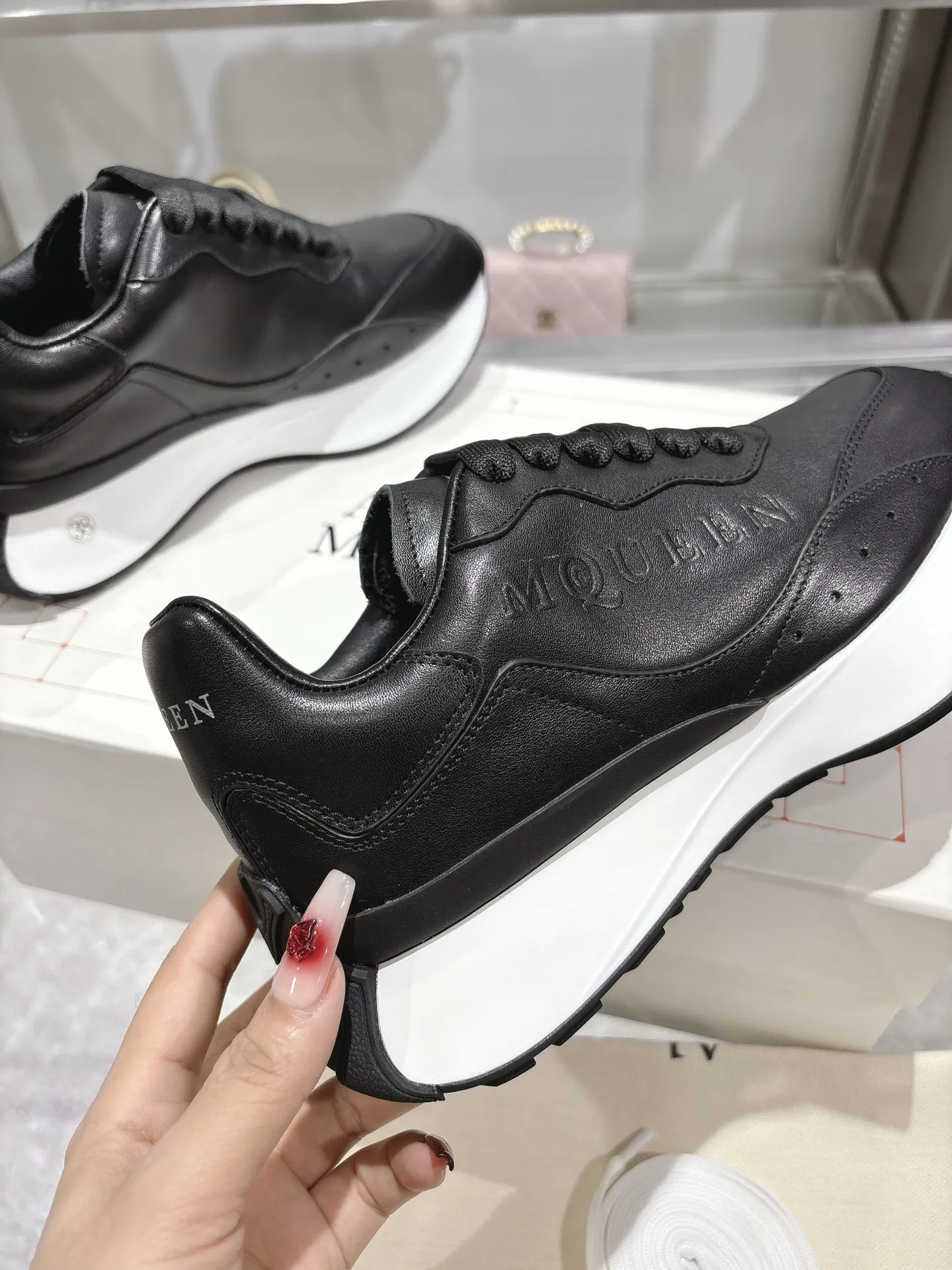 ALEXANDER MCQUEEN 2025春夏新作黒スニーカー - 画像 (4)