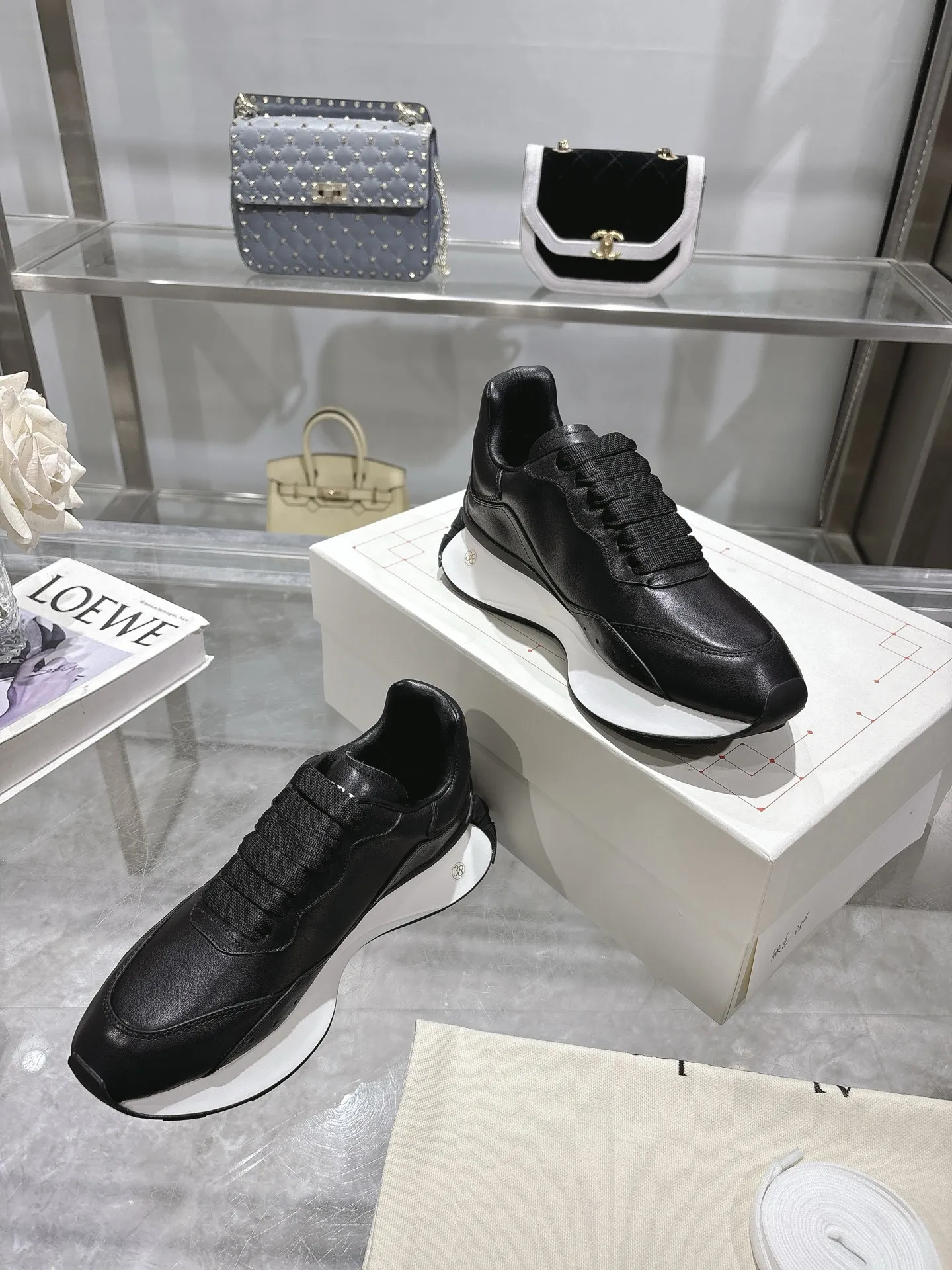 ALEXANDER MCQUEEN 2025春夏新作黒スニーカー - 画像 (6)