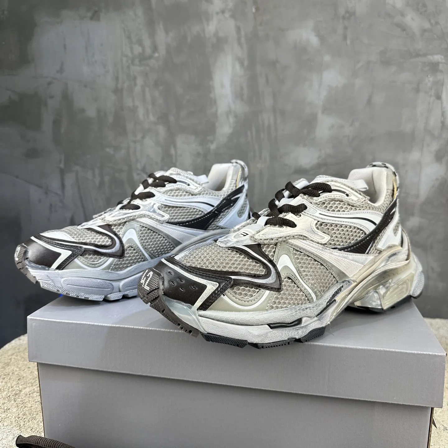 BALENCIAGA Runner-2 白黒 デストロイヤースタイル - 画像 (4)