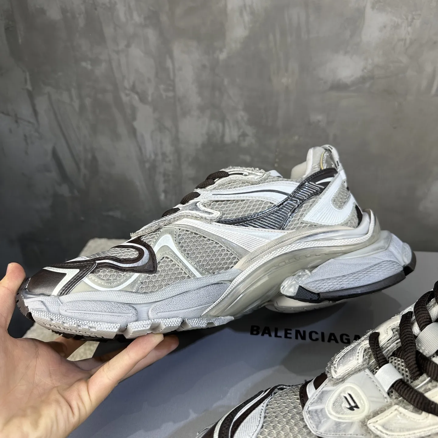 BALENCIAGA Runner-2 白黒 デストロイヤースタイル - 画像 (6)