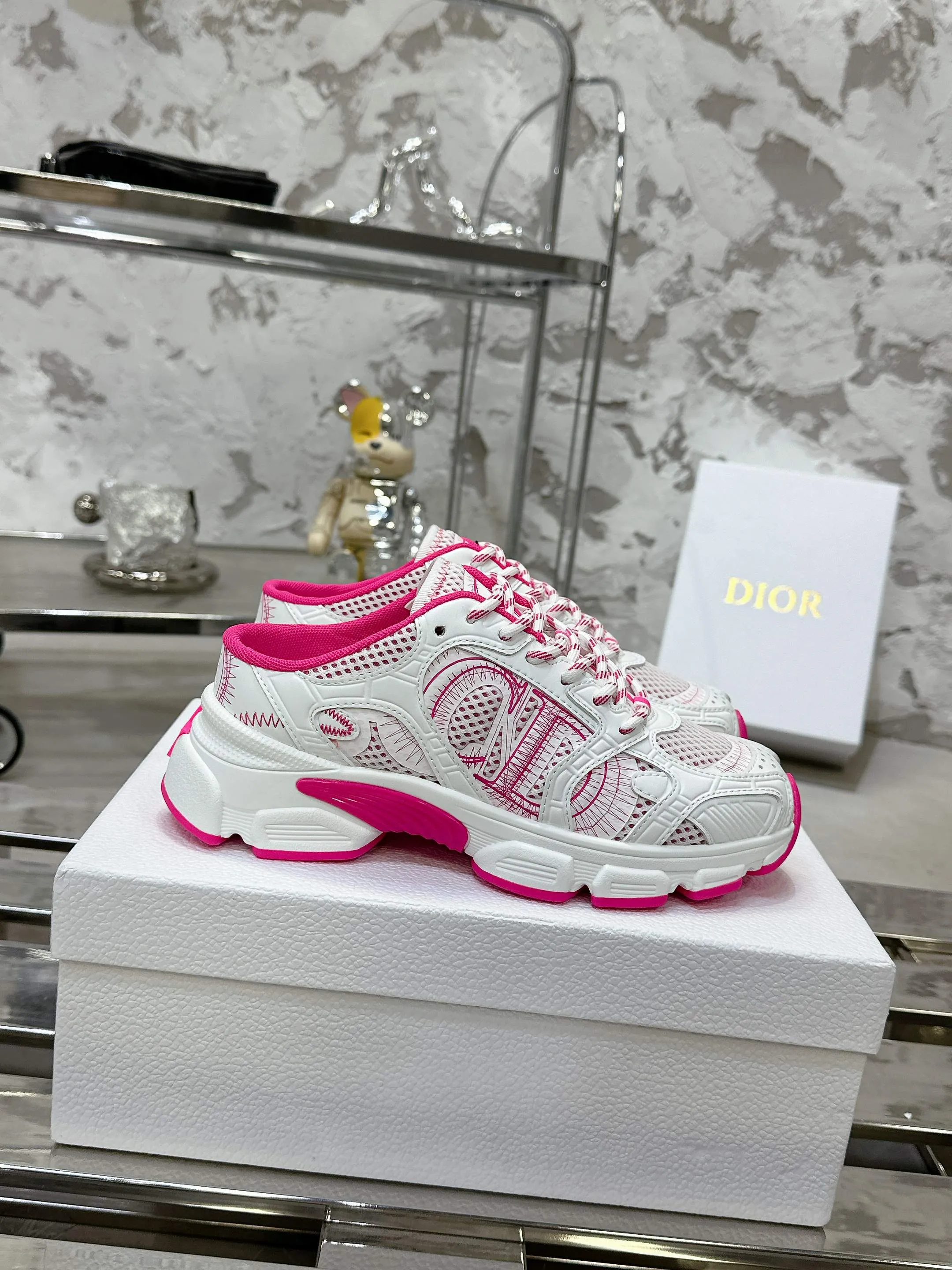 Christian Dior ピンクと白の老舗スタイルスニーカー