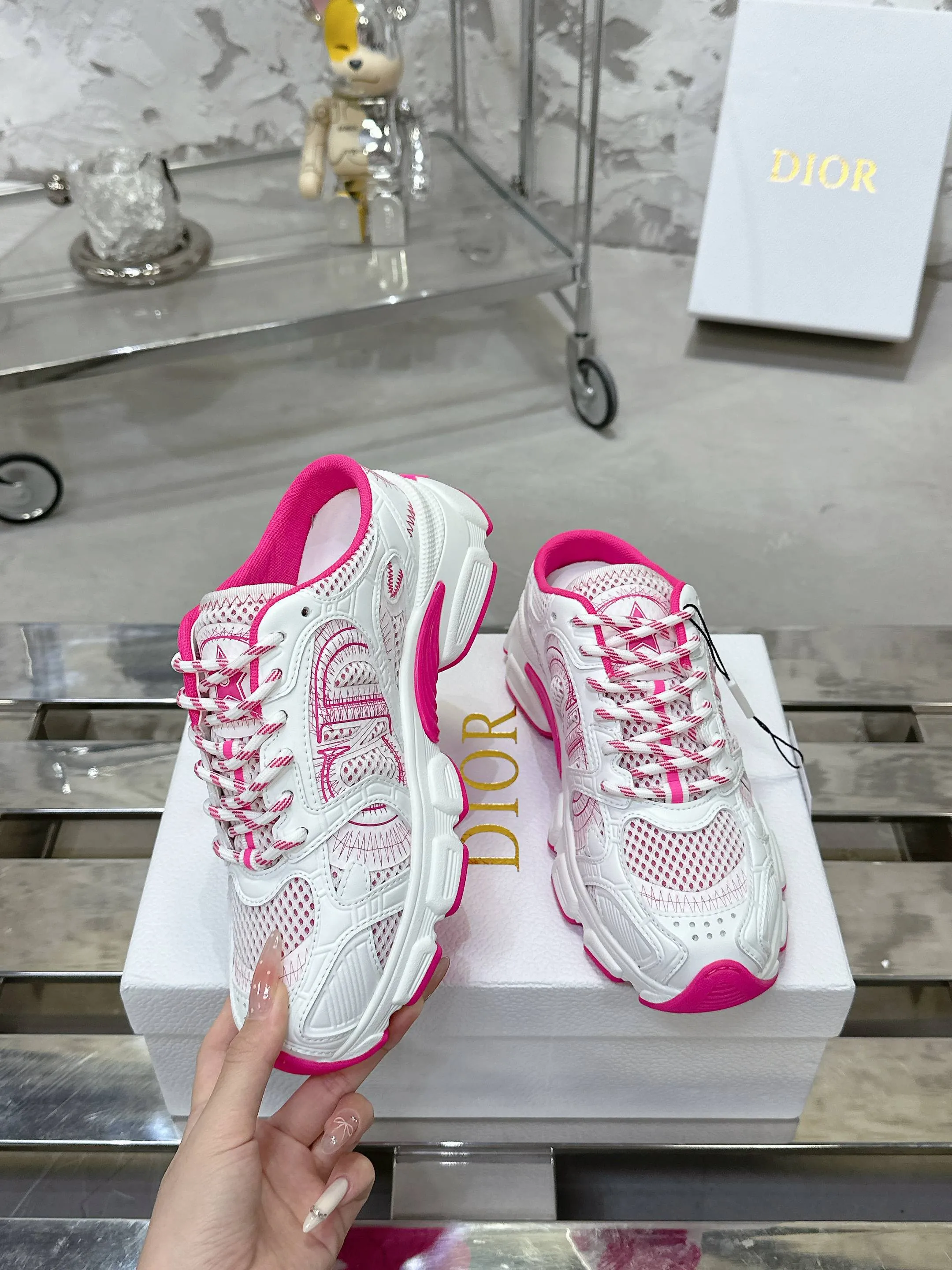 Christian Dior ピンクと白の老舗スタイルスニーカー - 画像 (3)