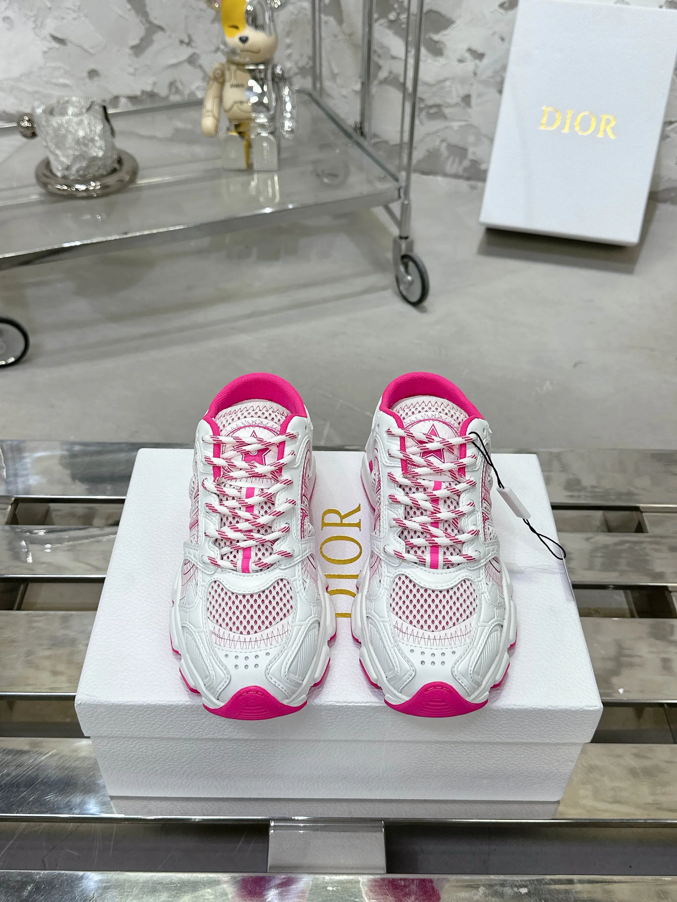 Christian Dior ピンクと白の老舗スタイルスニーカー - 画像 (4)