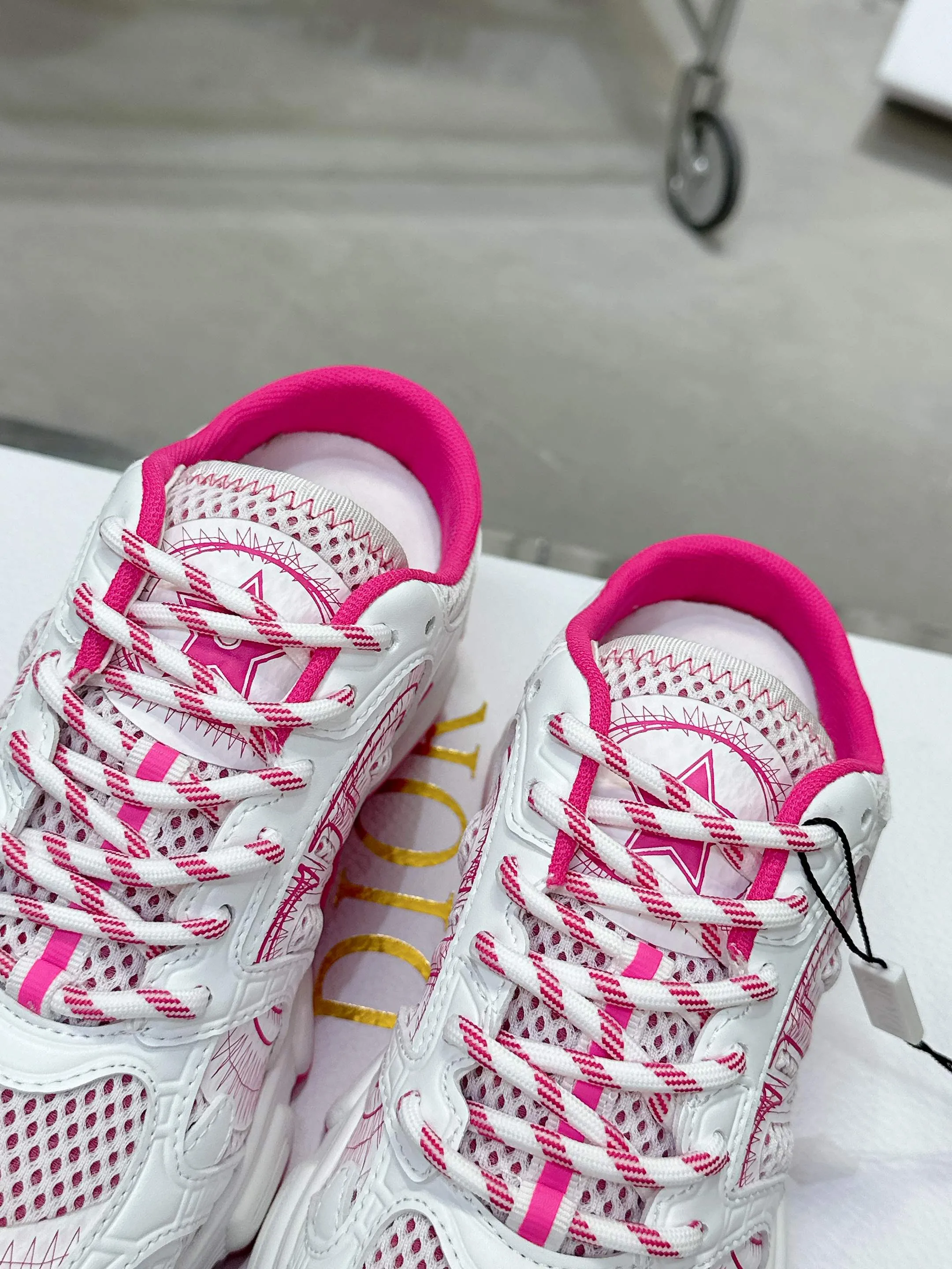 Christian Dior ピンクと白の老舗スタイルスニーカー - 画像 (7)