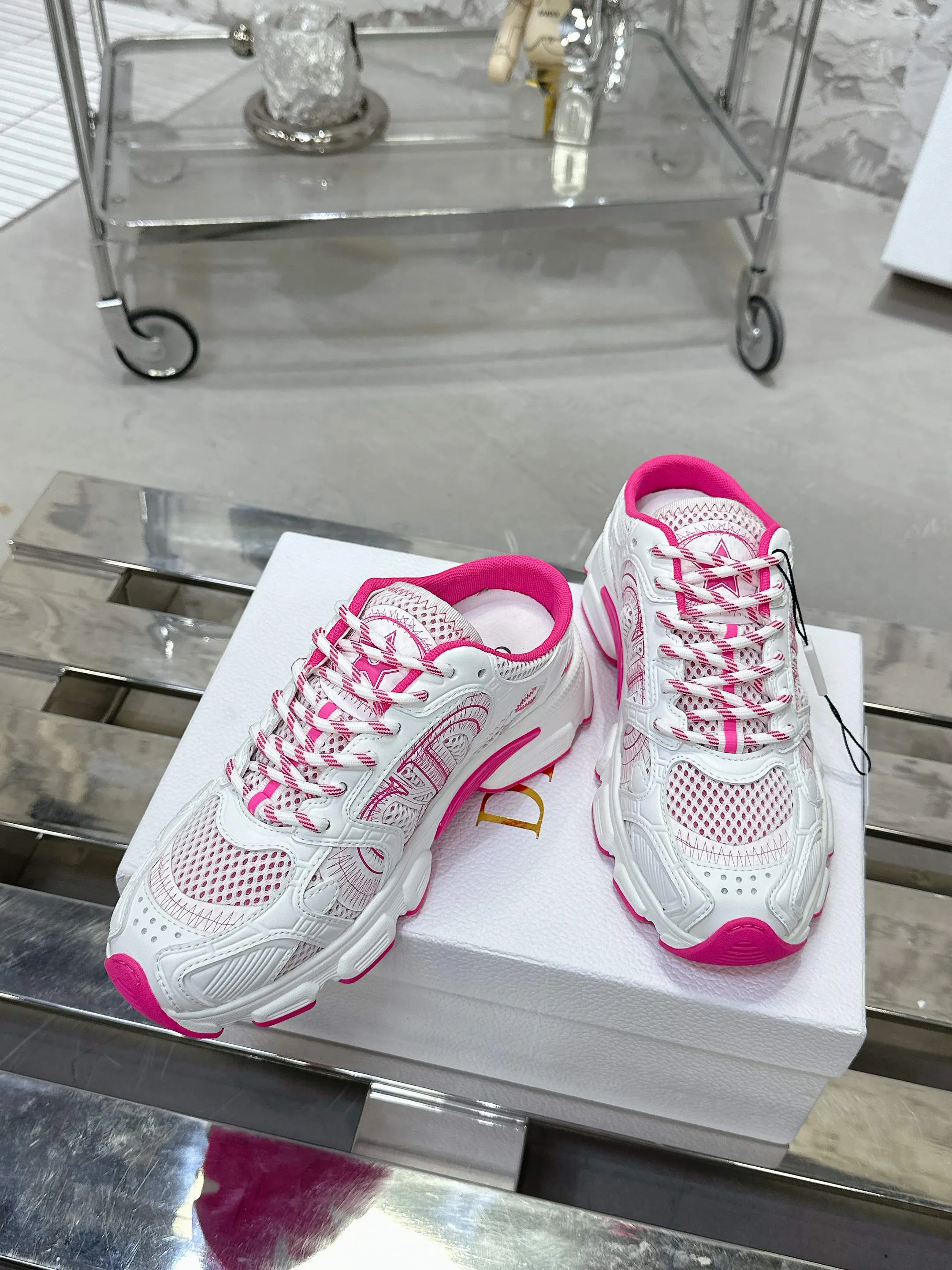 Christian Dior ピンクと白の老舗スタイルスニーカー - 画像 (8)