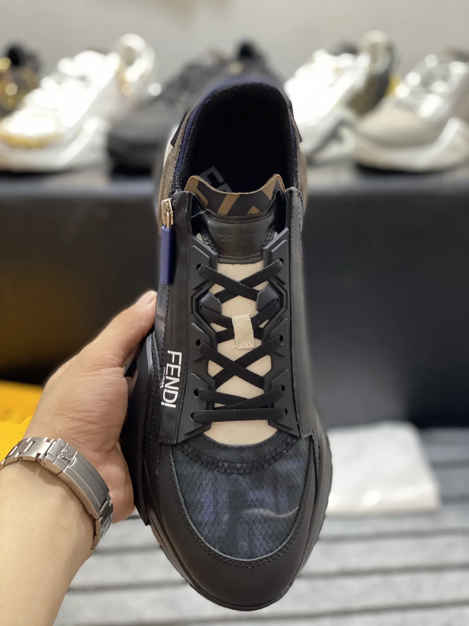 FENDI オリジナルカラー ファッションスニーカー - 画像 (9)