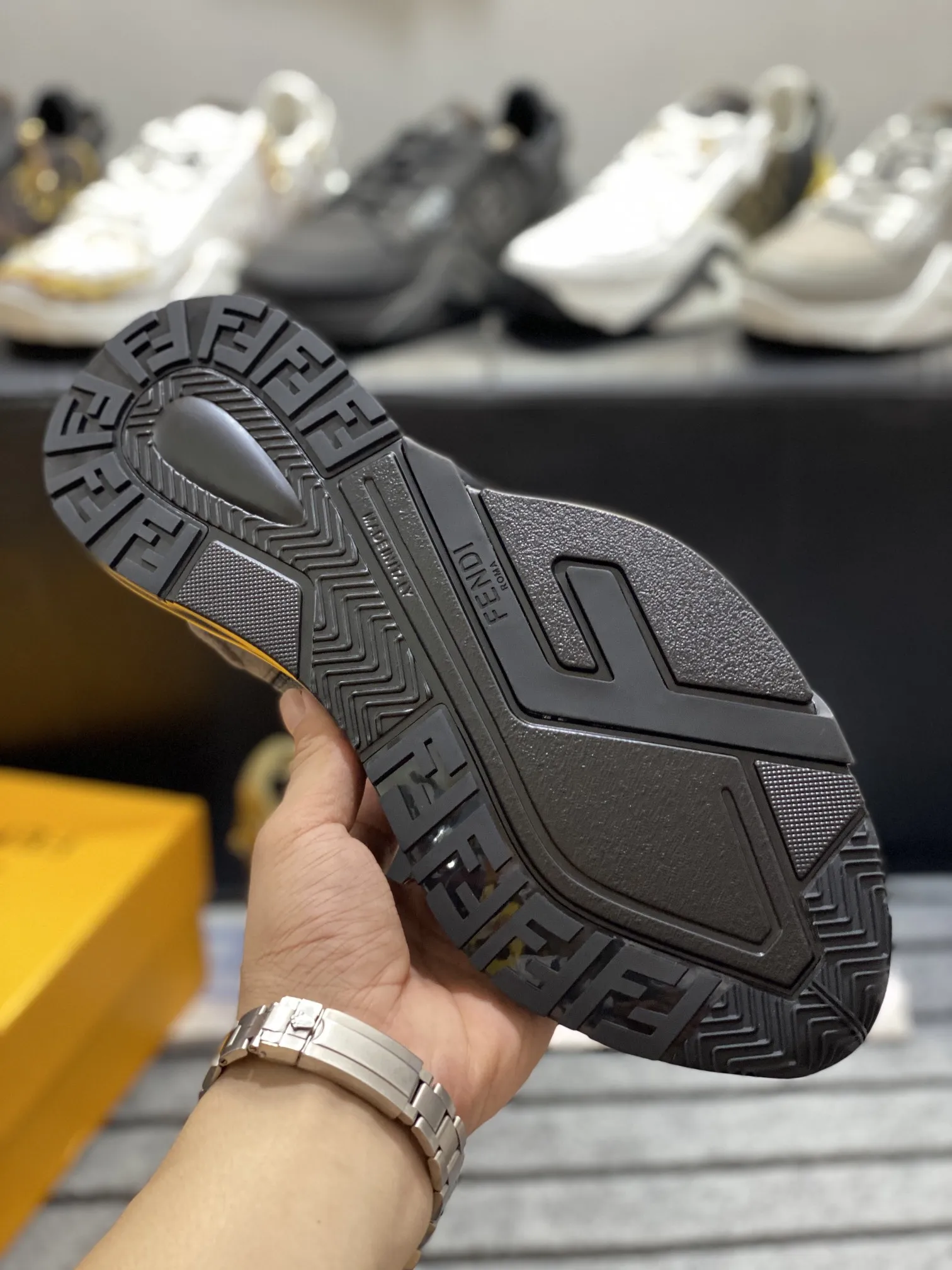 FENDI オリジナルカラー ファッションスニーカー - 画像 (10)