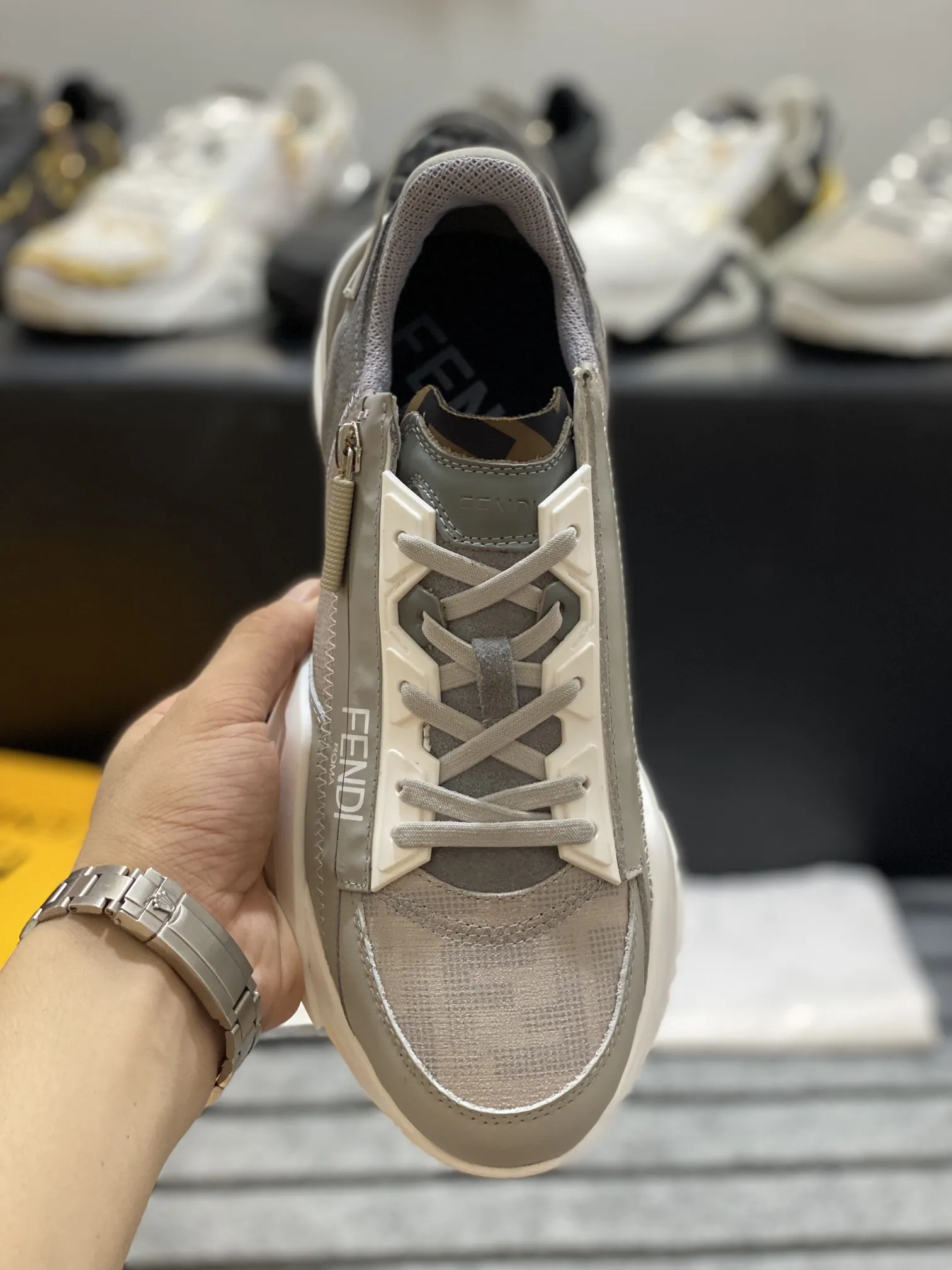 FENDI オリジナルカラー ファッションスニーカー - 画像 (9)