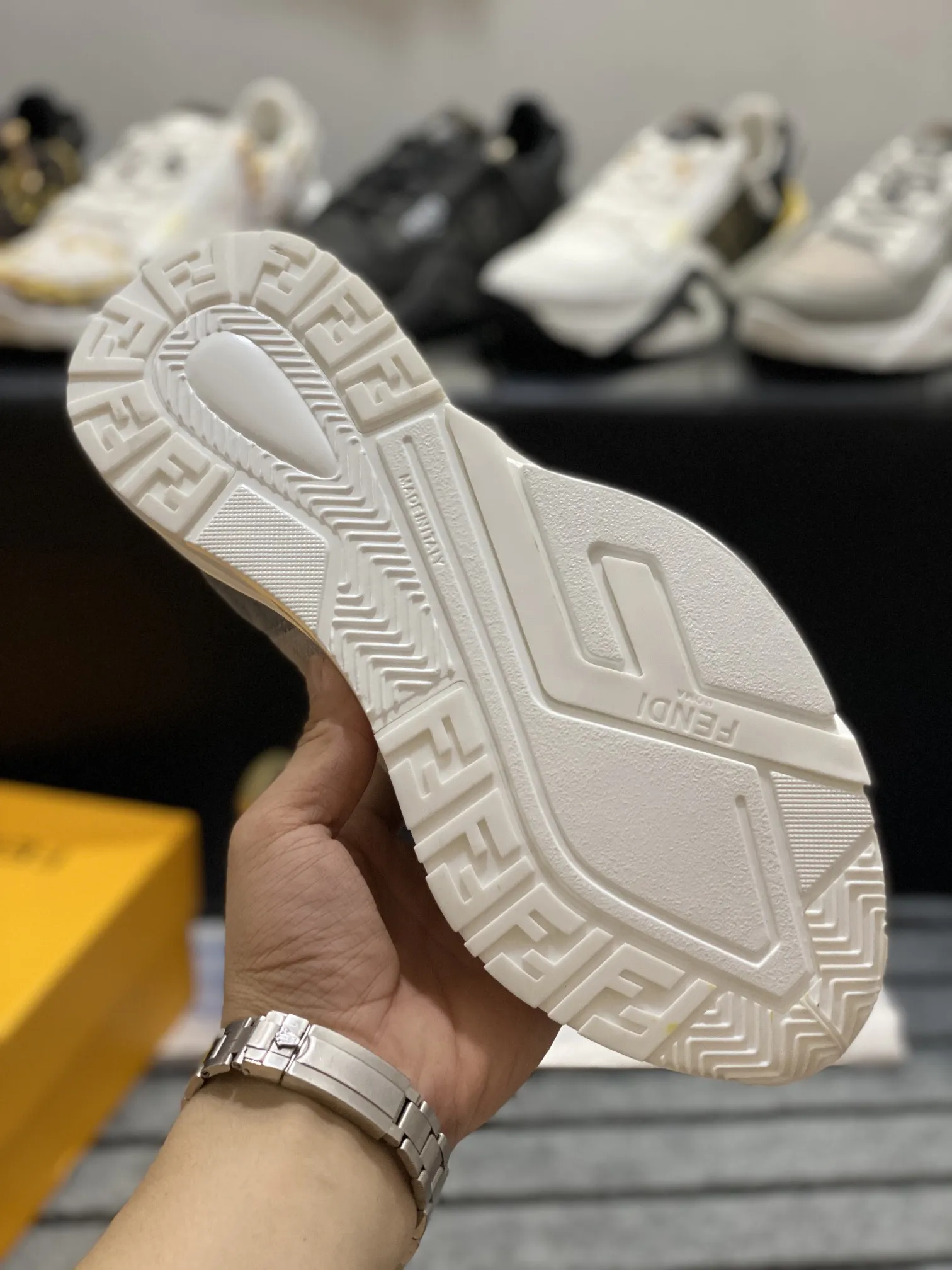 FENDI オリジナルカラー ファッションスニーカー - 画像 (10)