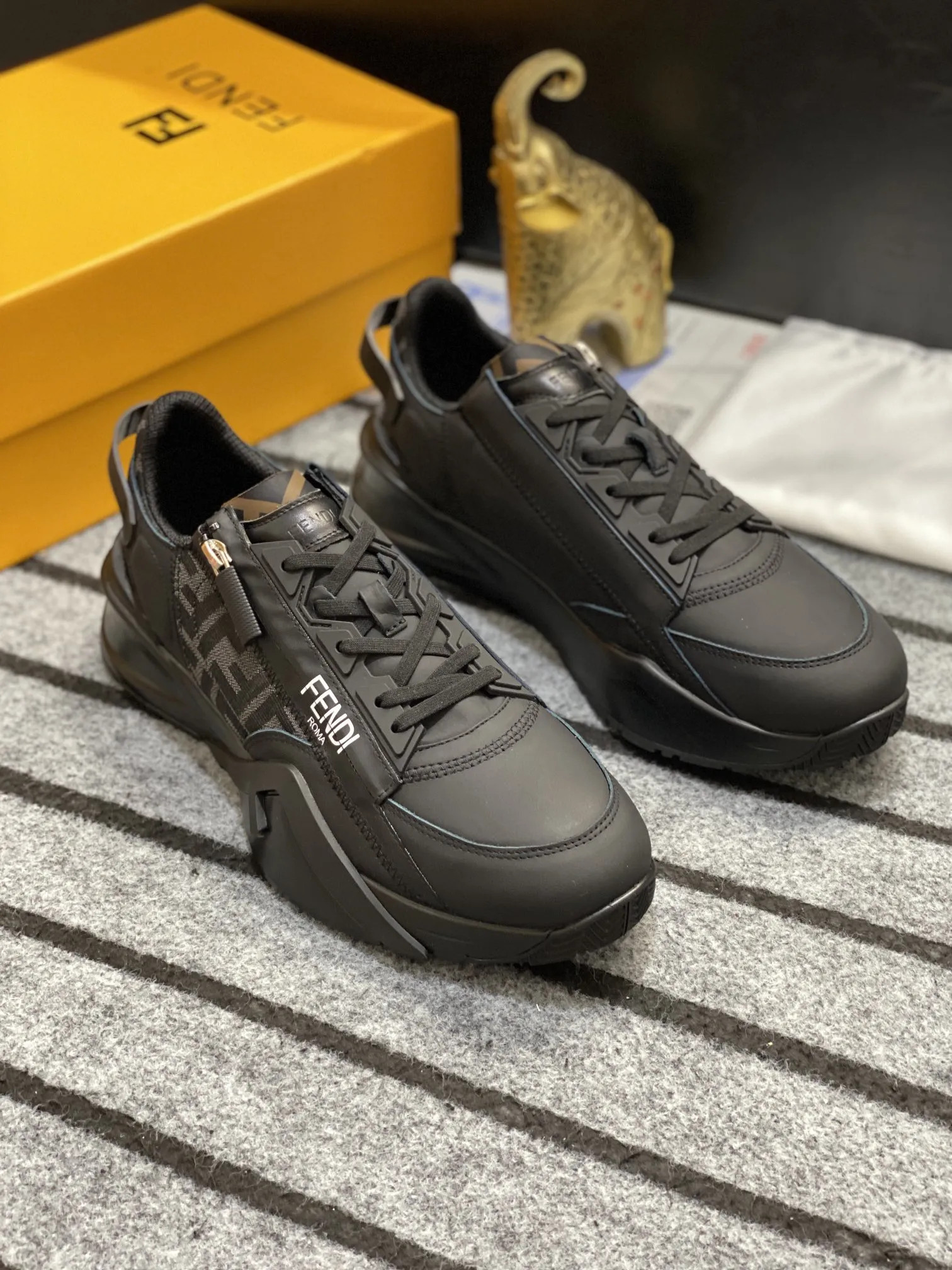 FENDI オリジナルカラー スタイリッシュスニーカー