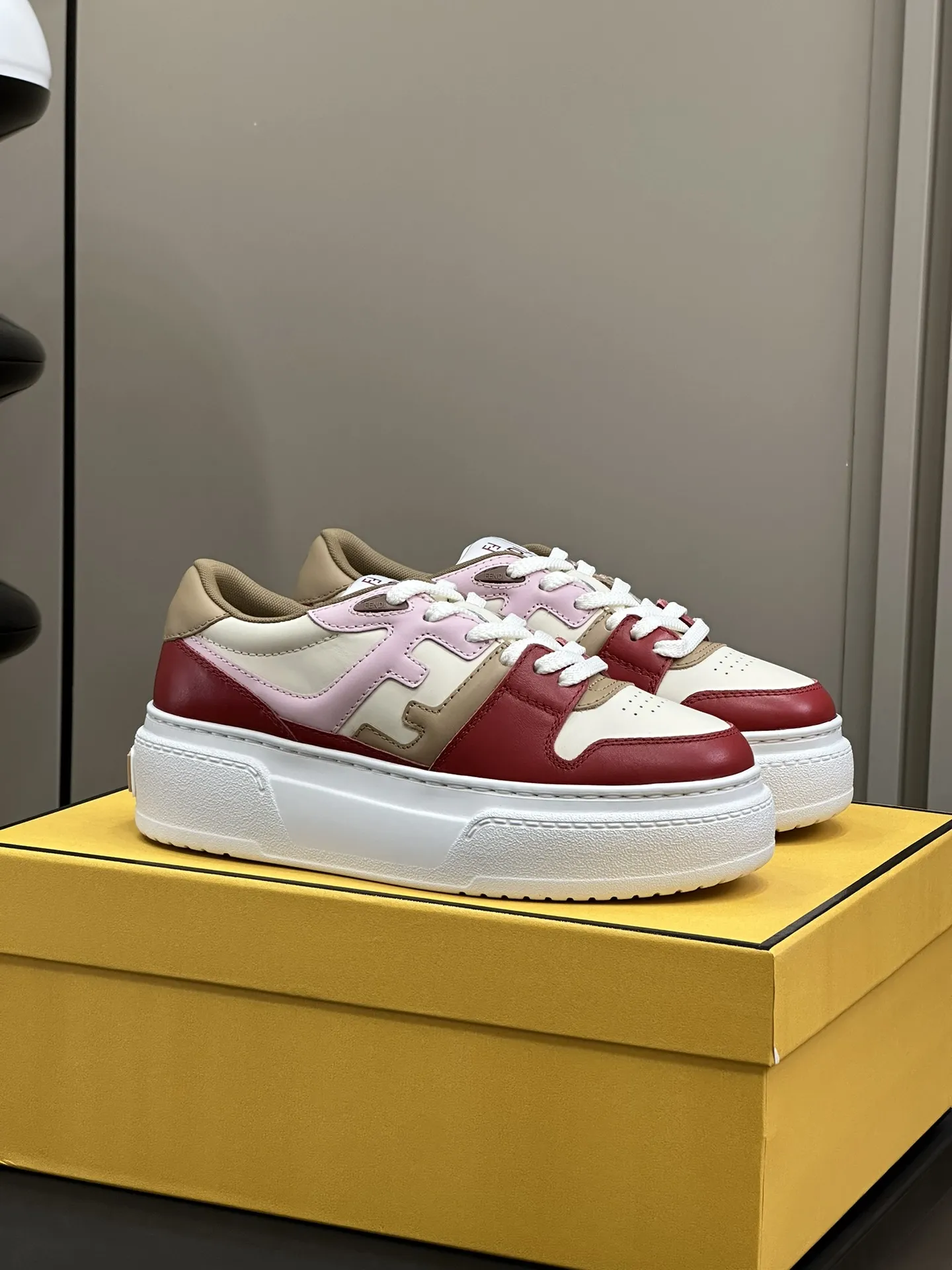 Fendi 24SS Matchスニーカー レッドカラーブロック