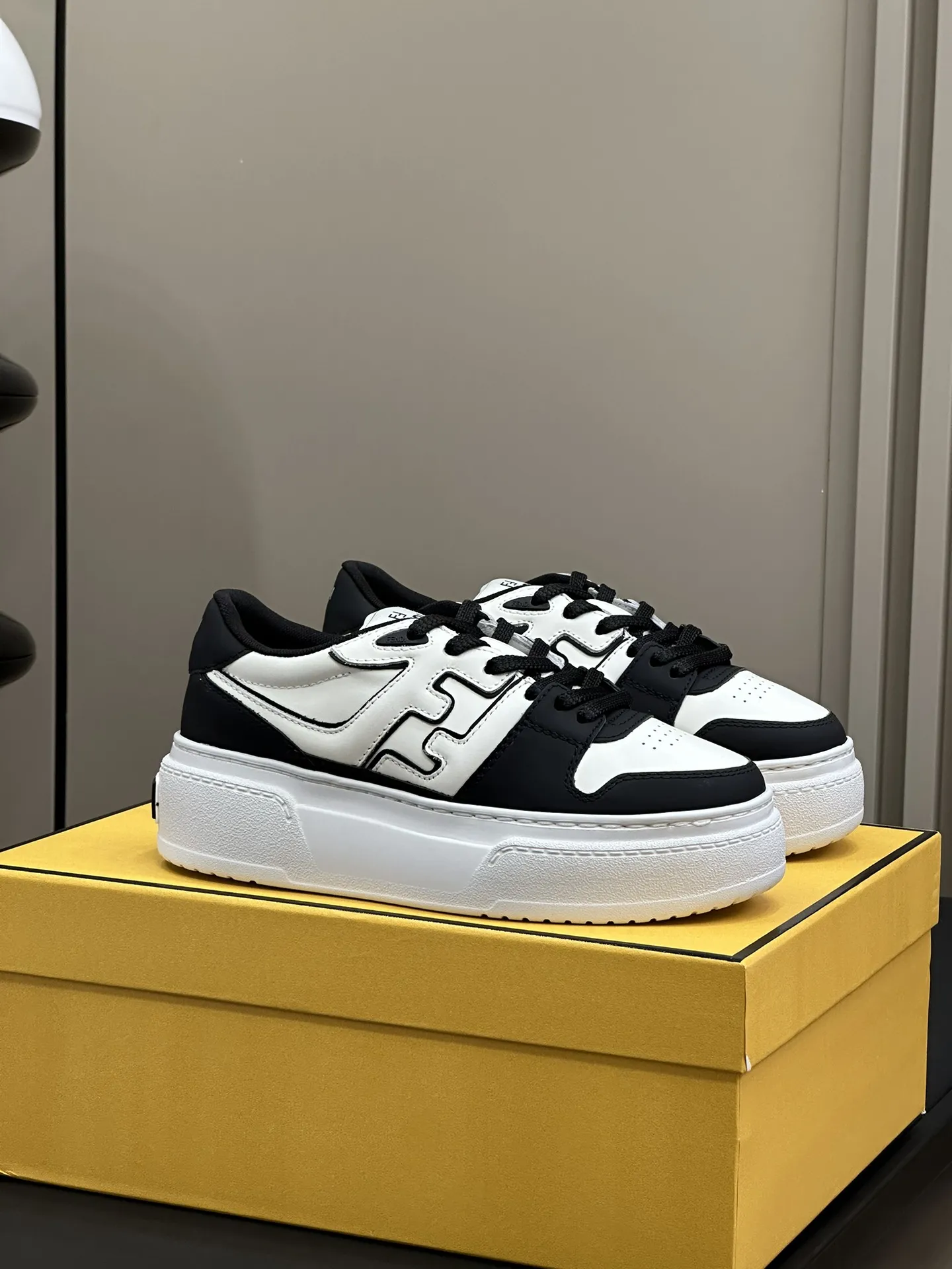 Fendi 24SS マッチスニーカー ブラックホワイト