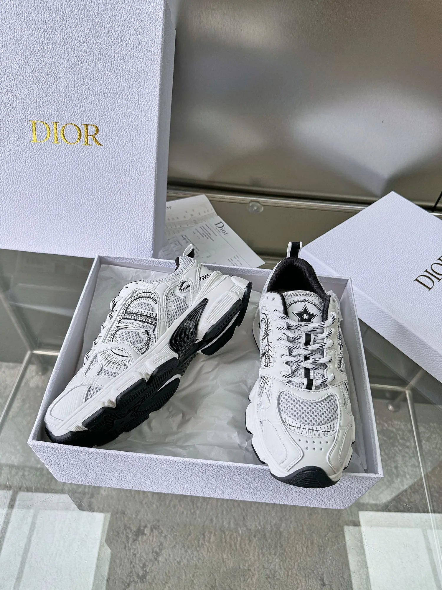 Christian Dior 白黒厚底ランニングシューズ - 画像 (3)