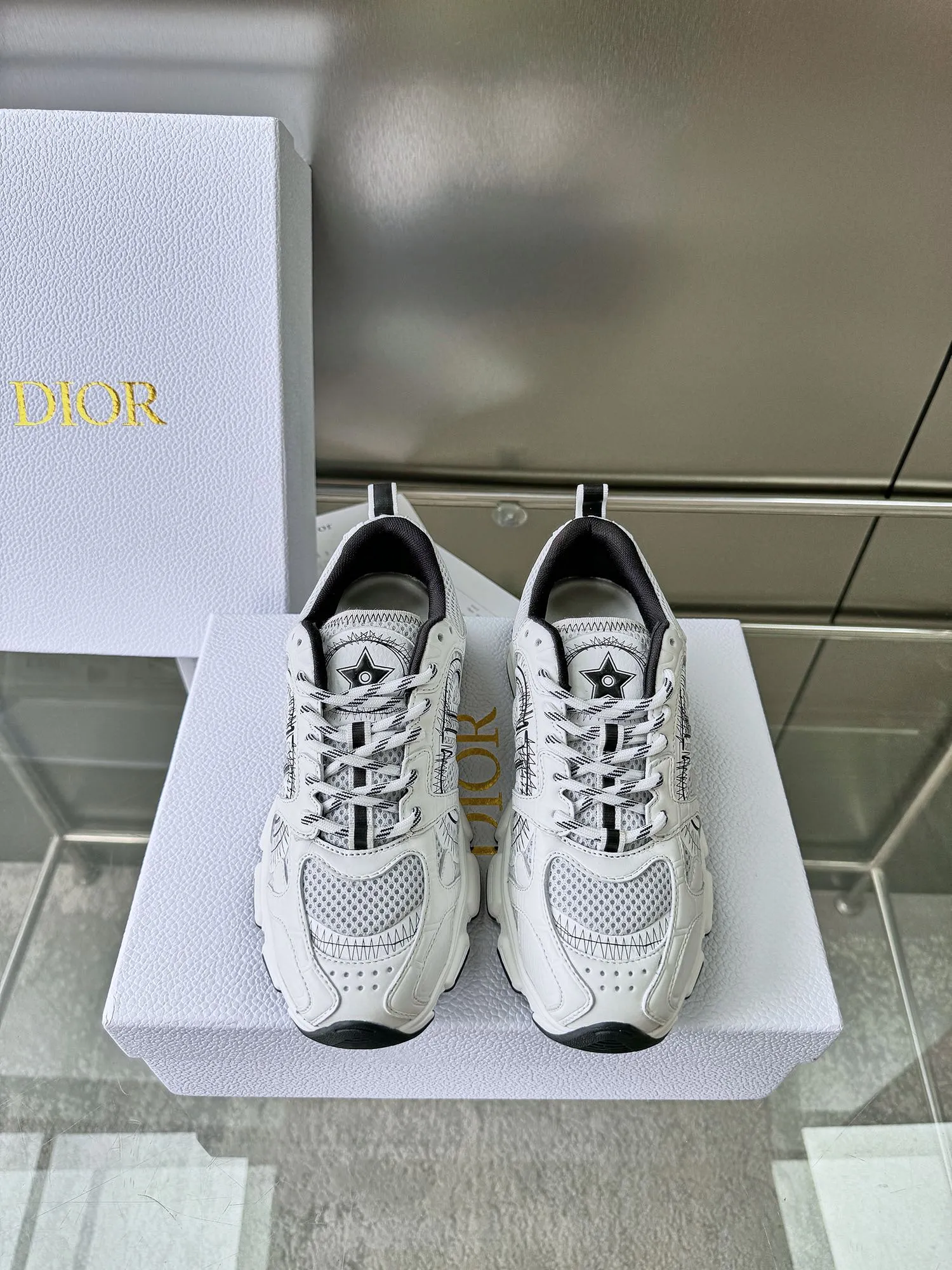 Christian Dior 白黒厚底ランニングシューズ - 画像 (4)