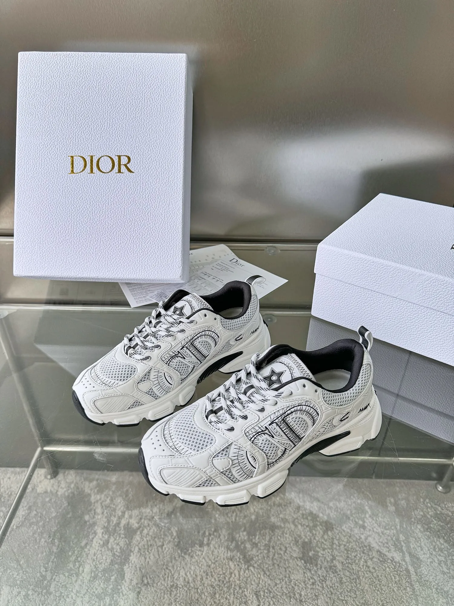 Christian Dior 白黒厚底ランニングシューズ - 画像 (5)