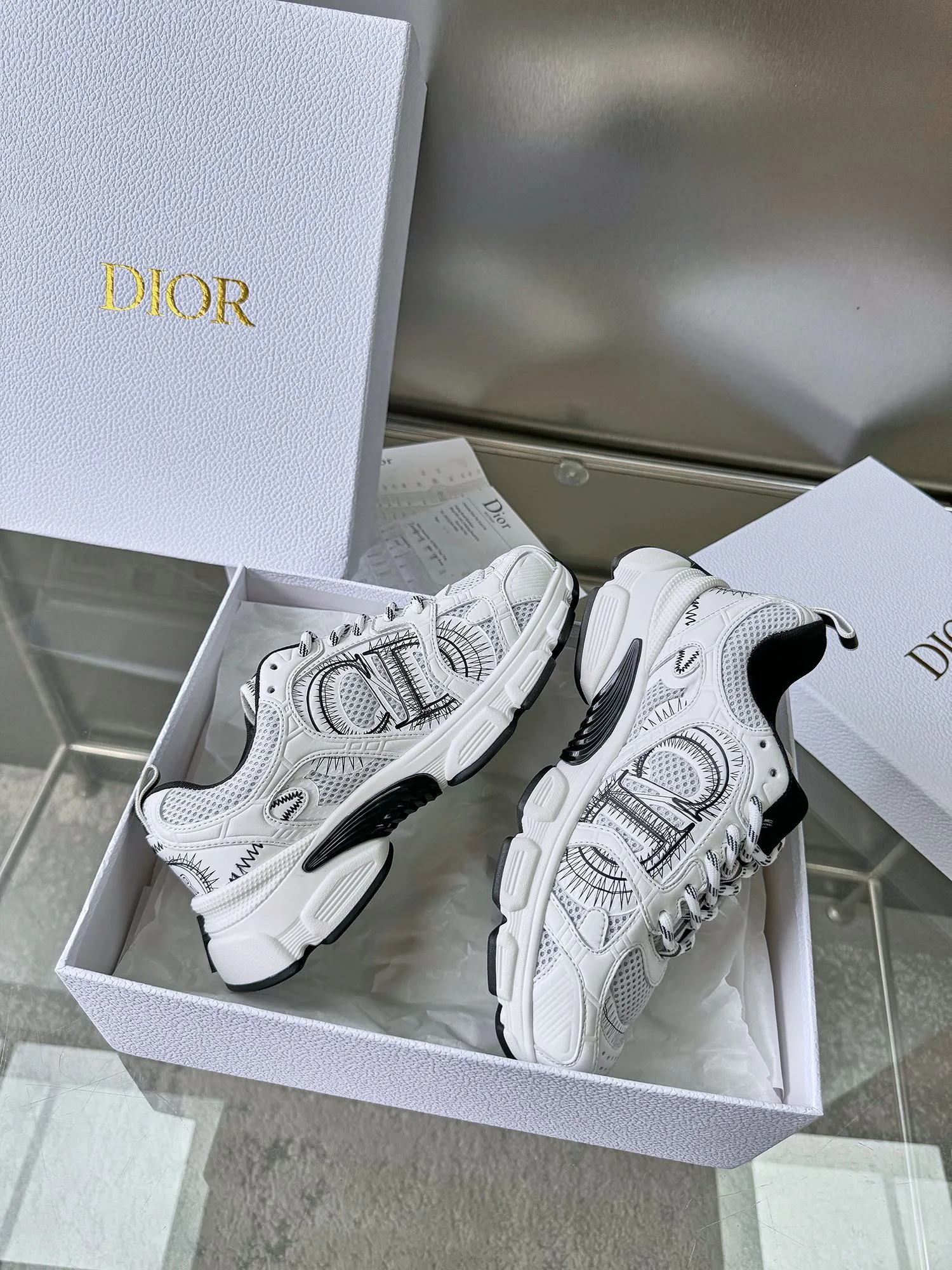 Christian Dior 白黒厚底ランニングシューズ - 画像 (6)