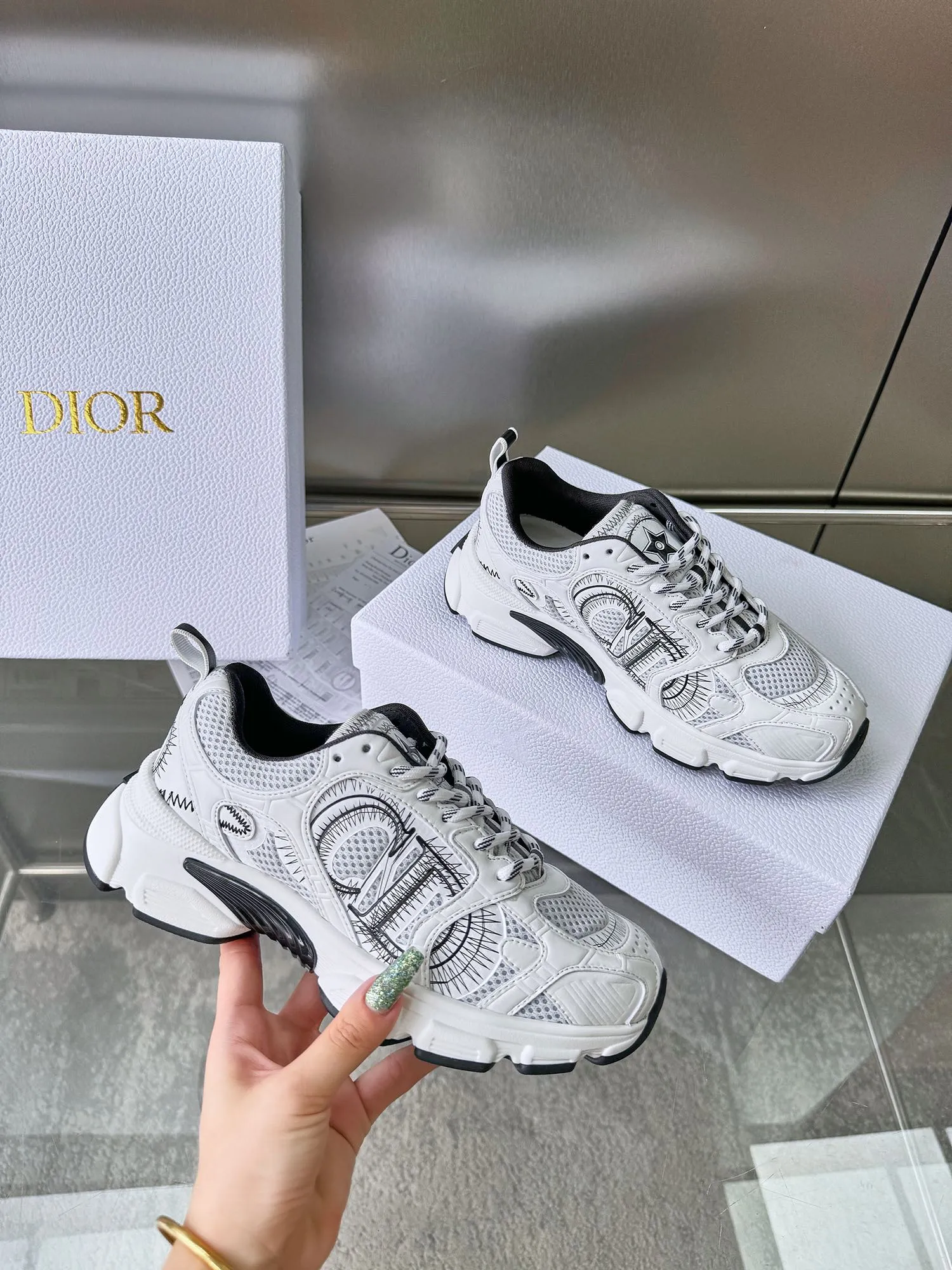 Christian Dior 白黒厚底ランニングシューズ - 画像 (7)