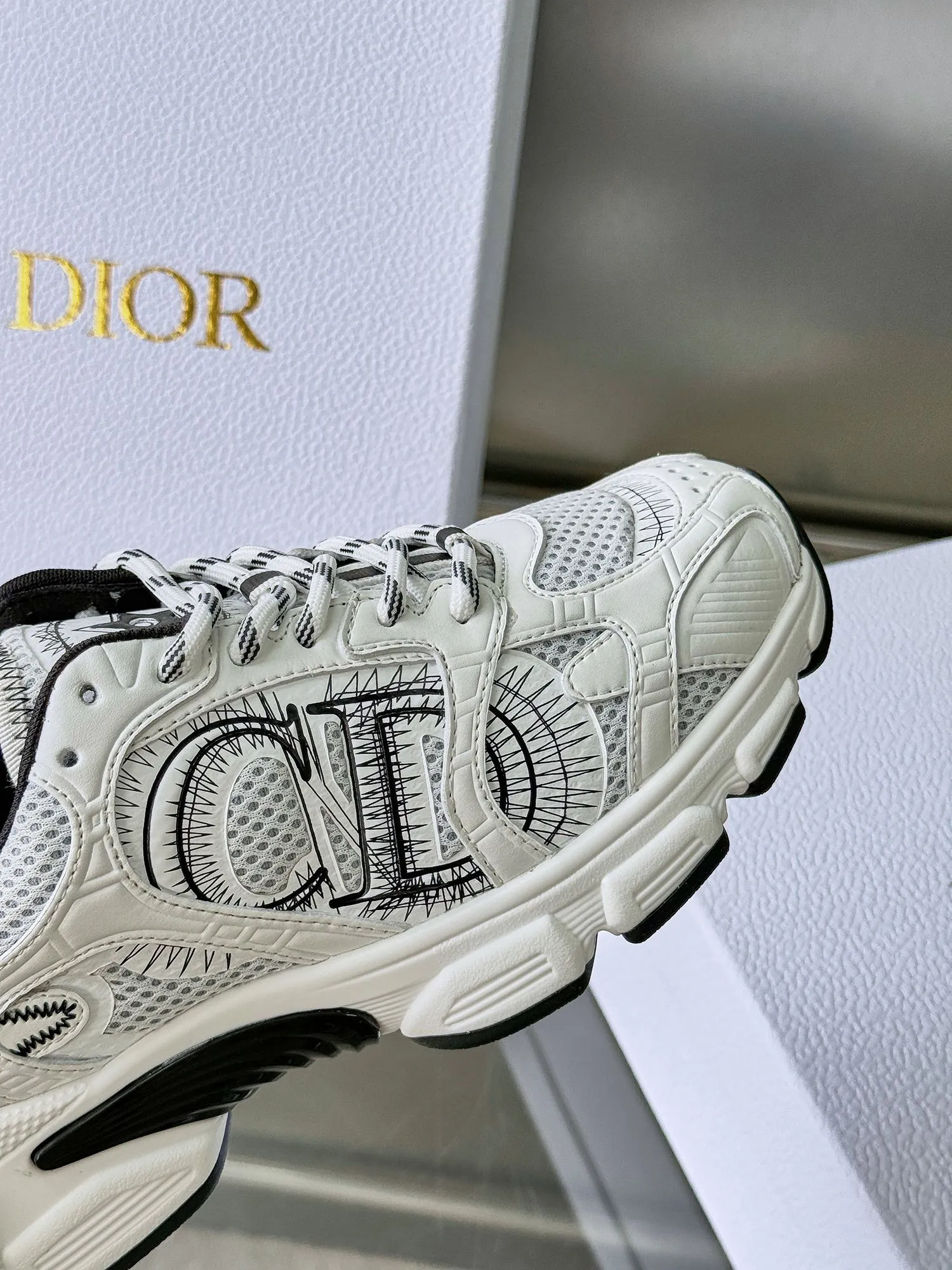 Christian Dior 白黒厚底ランニングシューズ - 画像 (8)