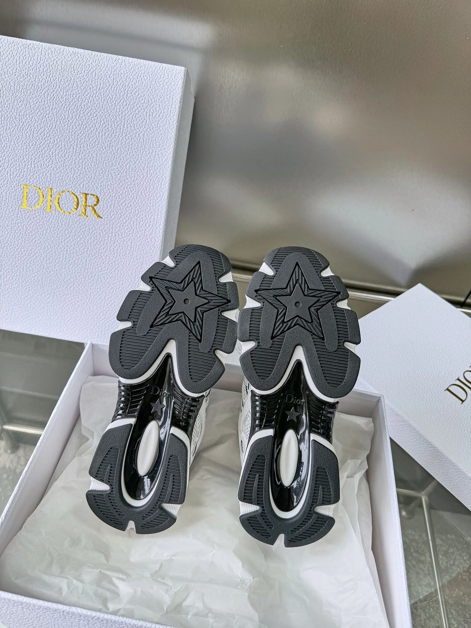 Christian Dior 白黒厚底ランニングシューズ - 画像 (9)