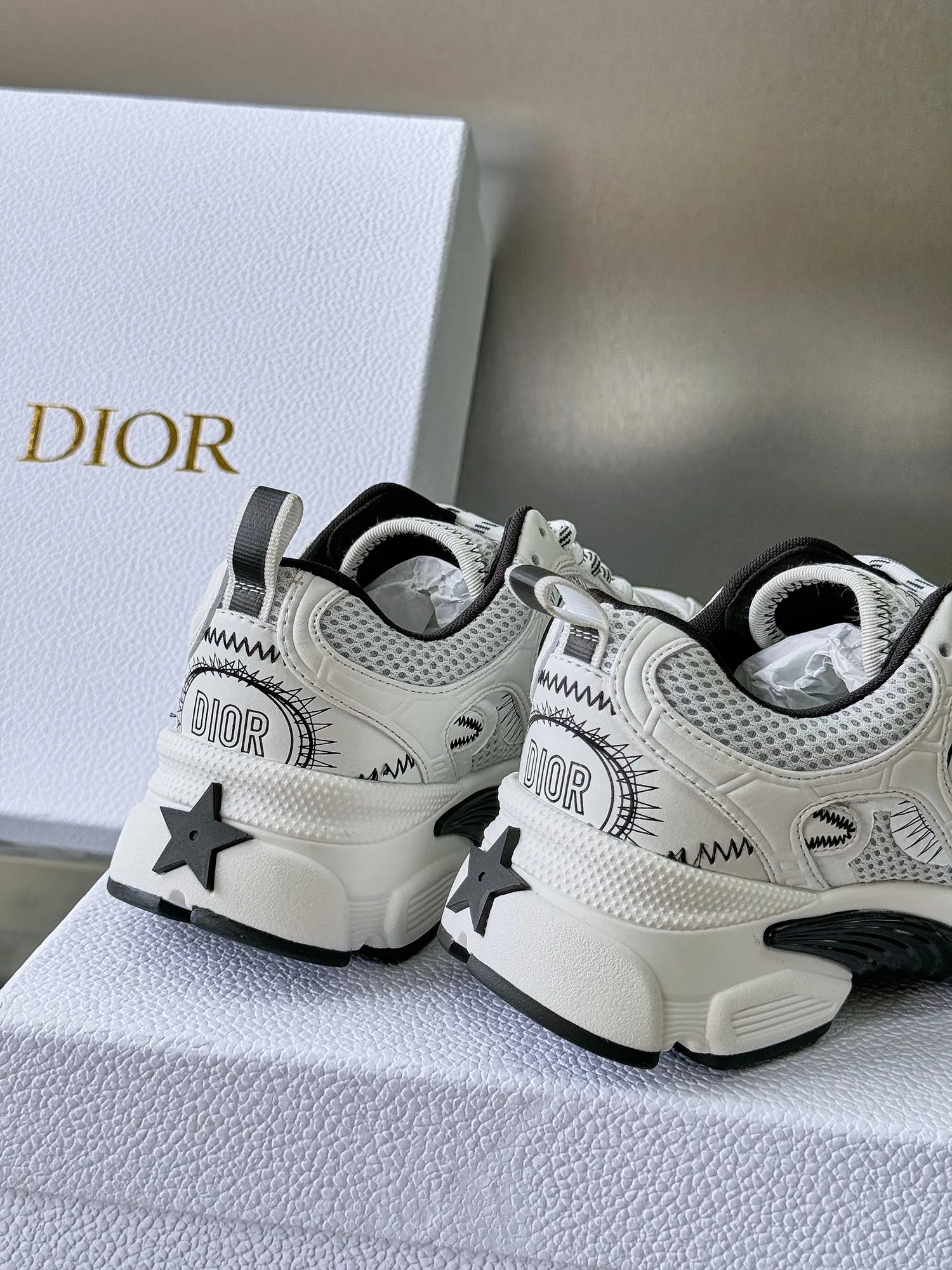 Christian Dior 白黒厚底ランニングシューズ - 画像 (10)