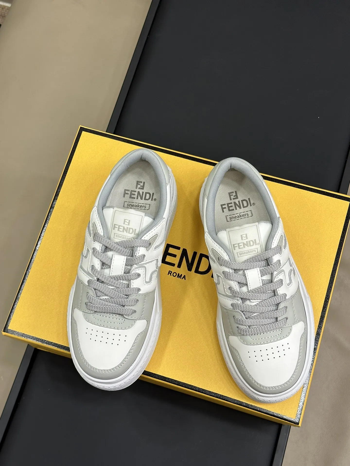 Fendi 24SS マッチスニーカー グレー カジュアル - 画像 (3)