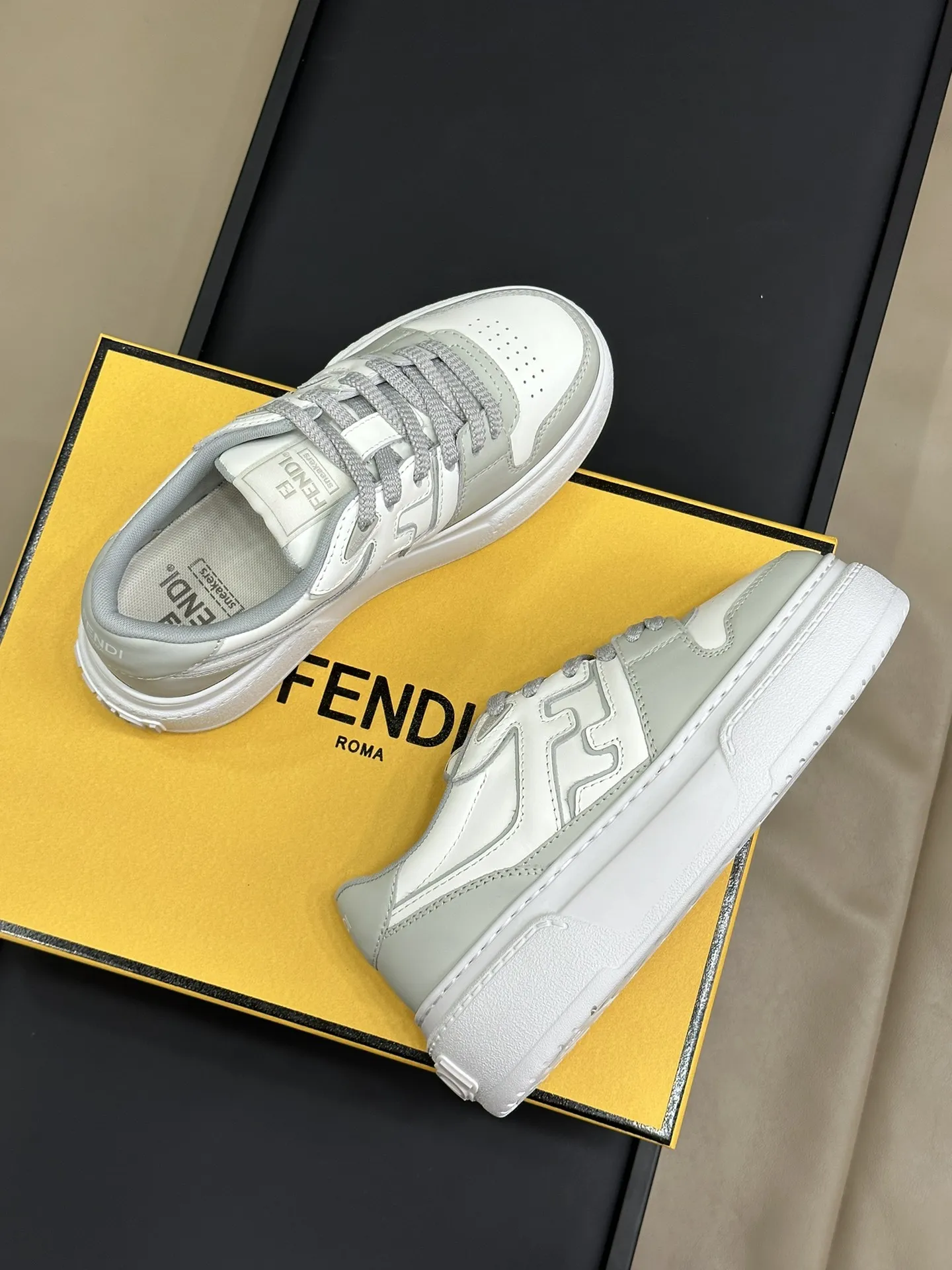 Fendi 24SS マッチスニーカー グレー カジュアル - 画像 (5)