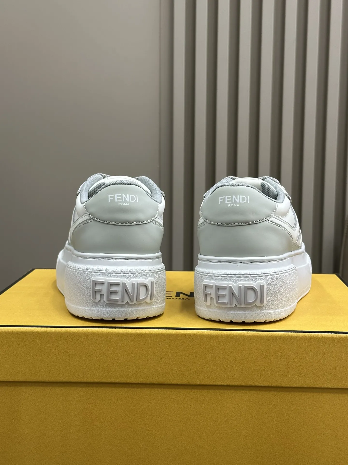 Fendi 24SS マッチスニーカー グレー カジュアル - 画像 (9)