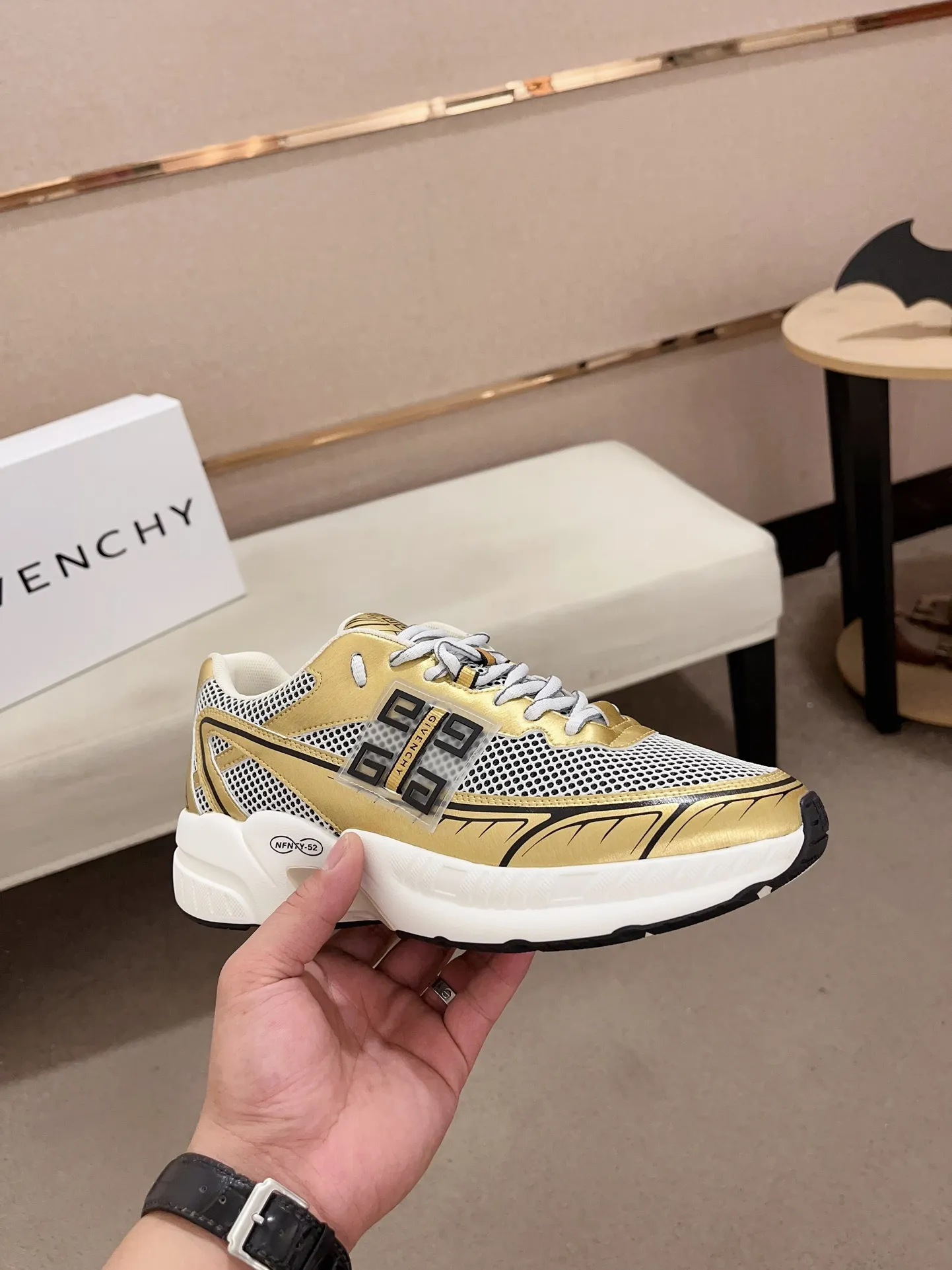 Givenchy ゴールド メッシュスニーカー - 画像 (5)