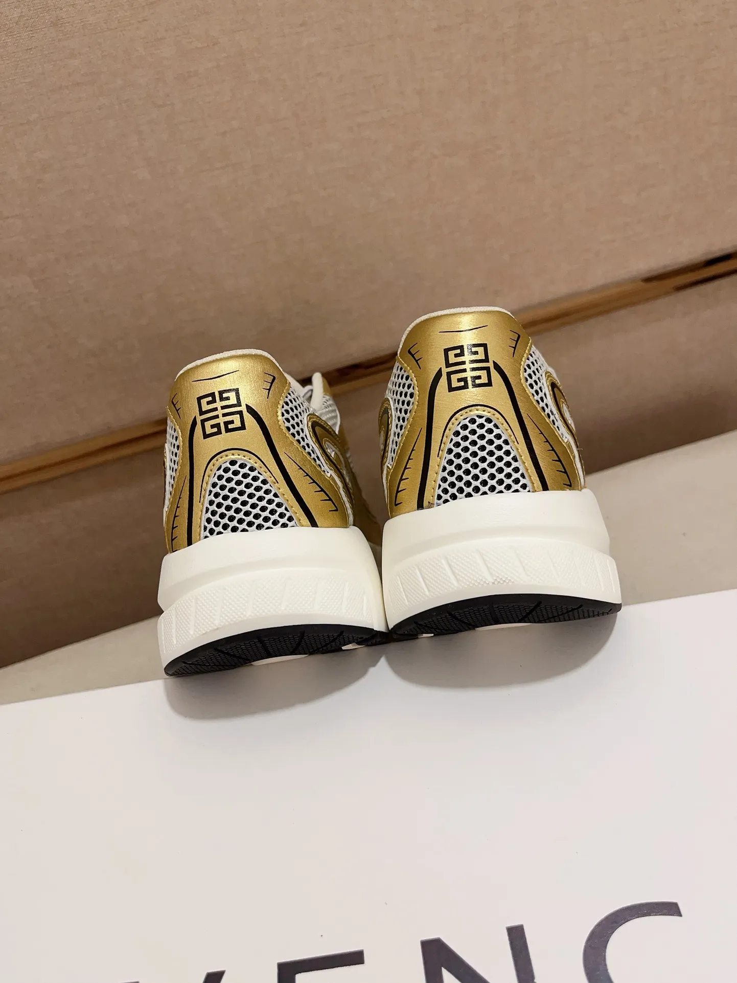 Givenchy ゴールド メッシュスニーカー - 画像 (9)