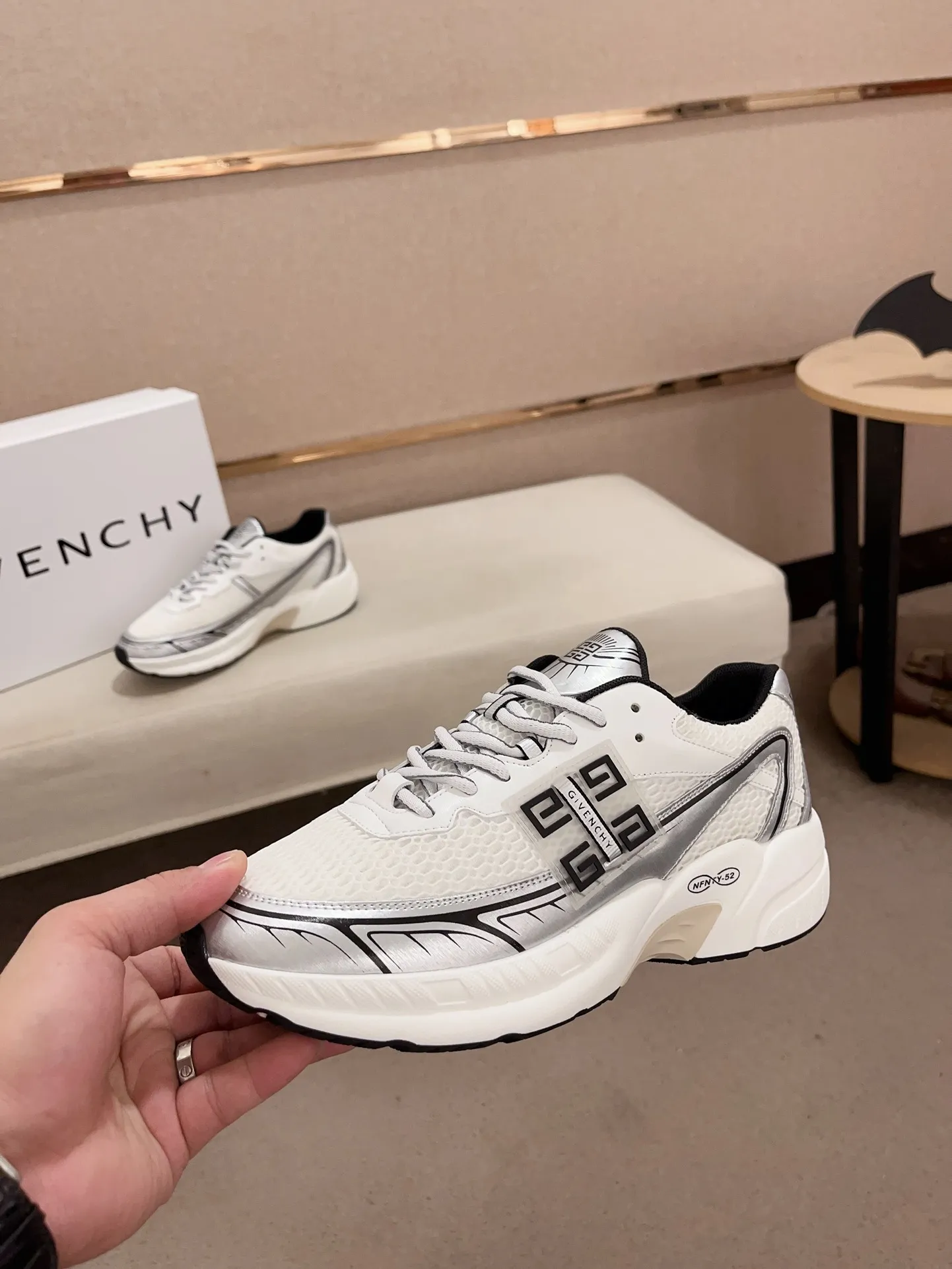 GIVENCHY ホワイト スニーカー 新作 - 画像 (4)