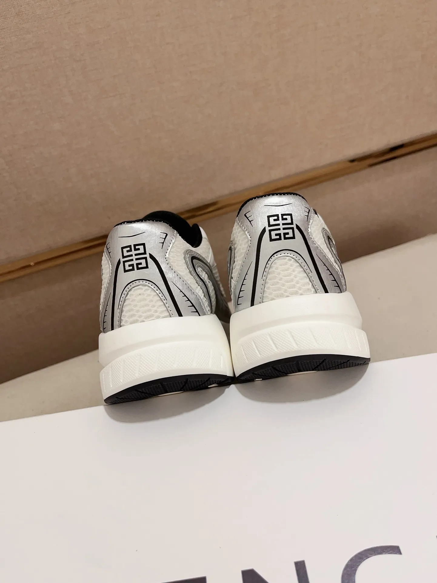 GIVENCHY ホワイト スニーカー 新作 - 画像 (9)