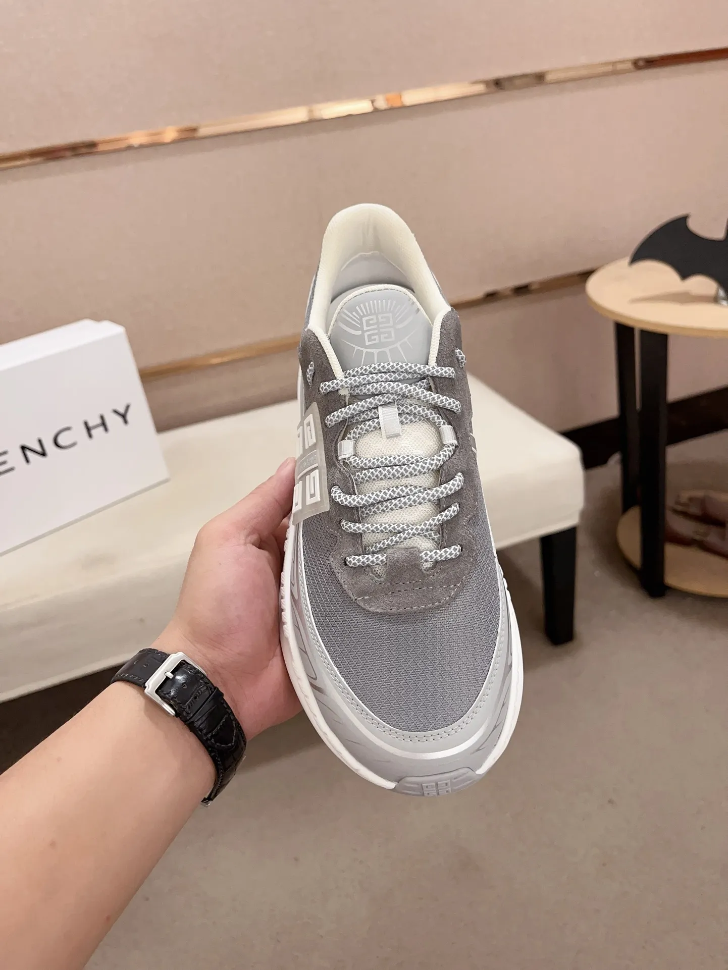 GIVENCHY グレー スニーカー 新作モデル - 画像 (3)