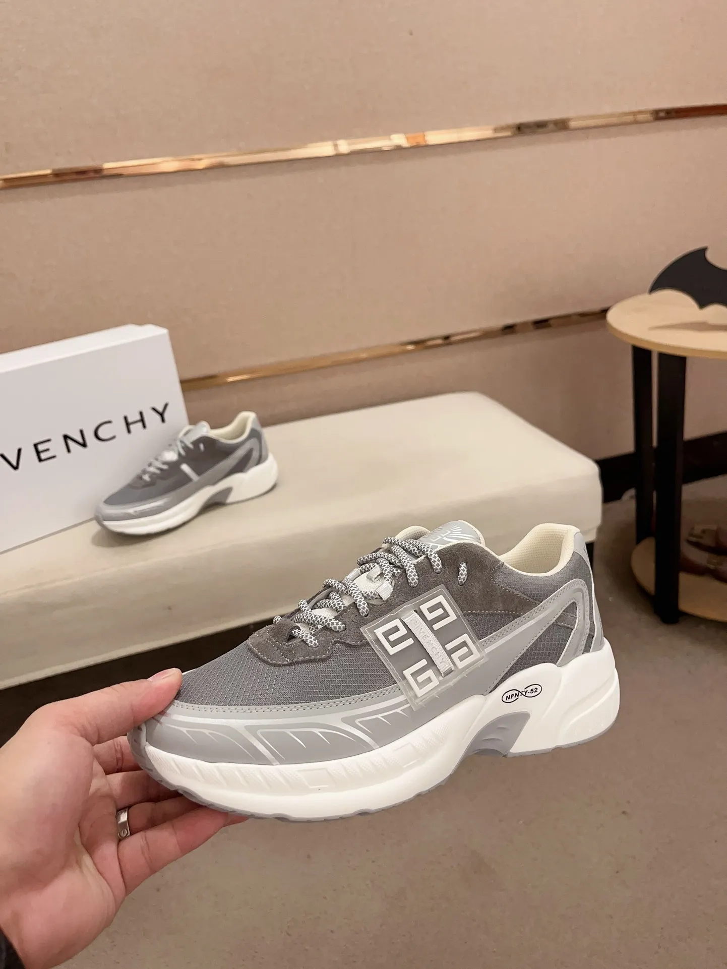 GIVENCHY グレー スニーカー 新作モデル - 画像 (4)