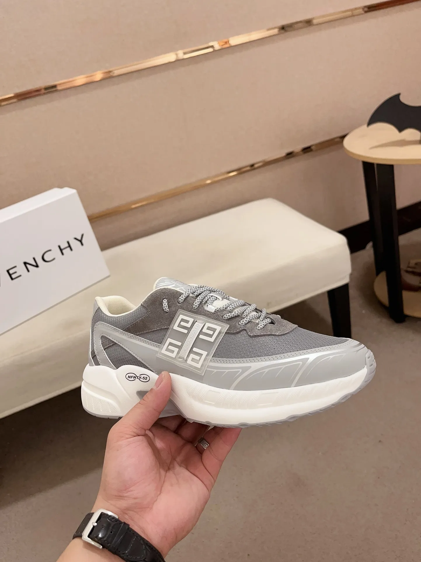 GIVENCHY グレー スニーカー 新作モデル - 画像 (5)