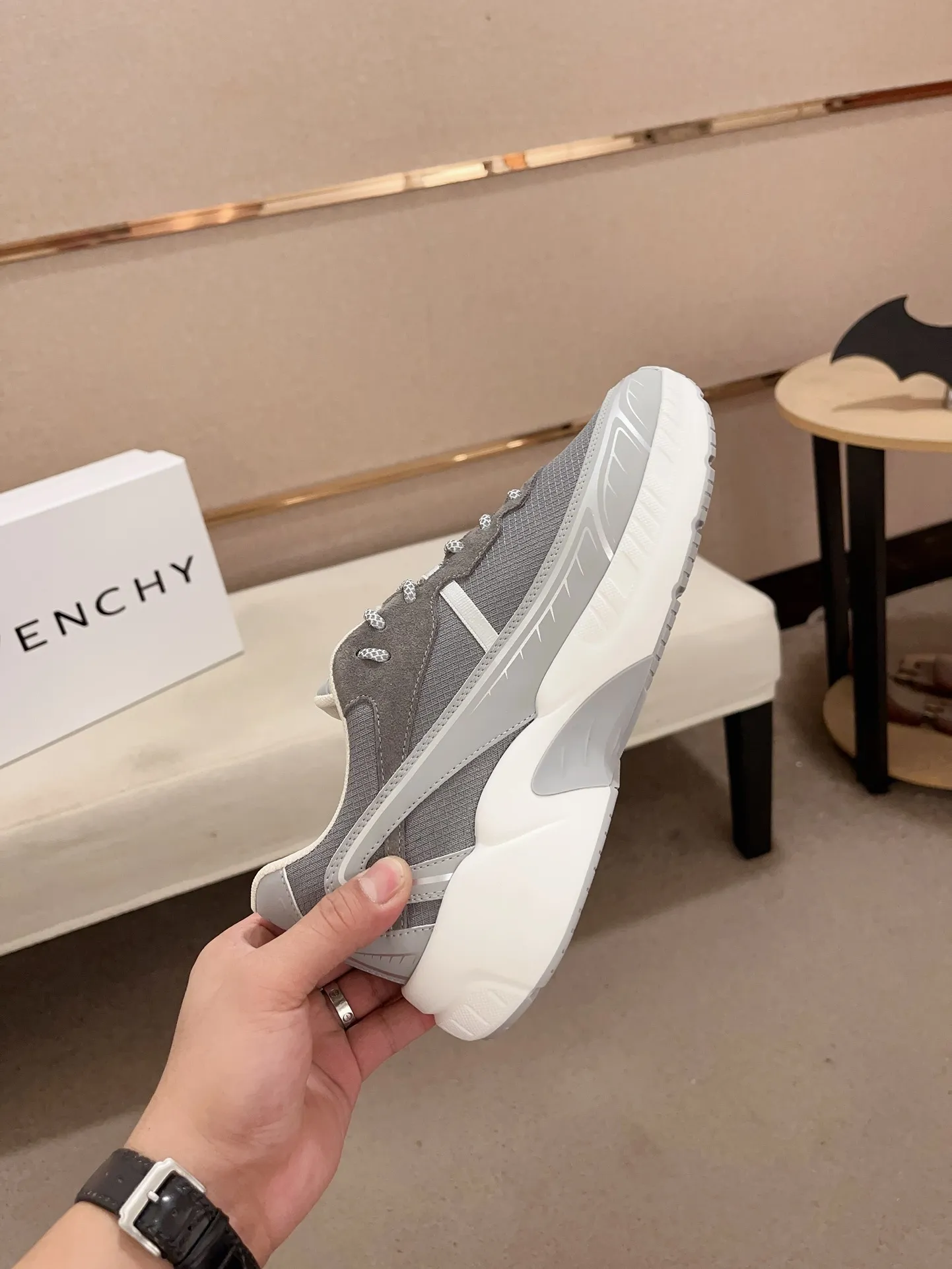 GIVENCHY グレー スニーカー 新作モデル - 画像 (6)