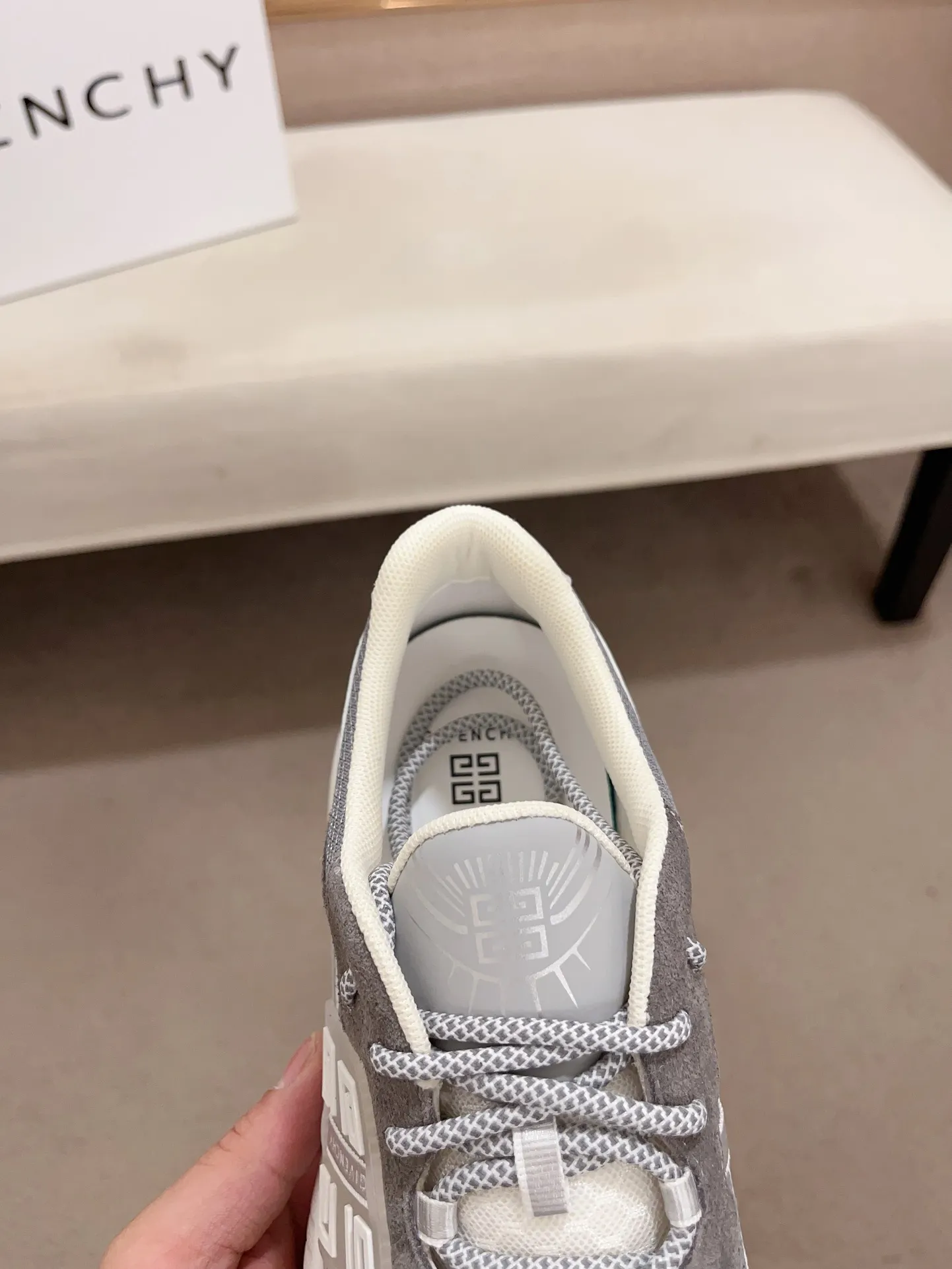 GIVENCHY グレー スニーカー 新作モデル - 画像 (7)