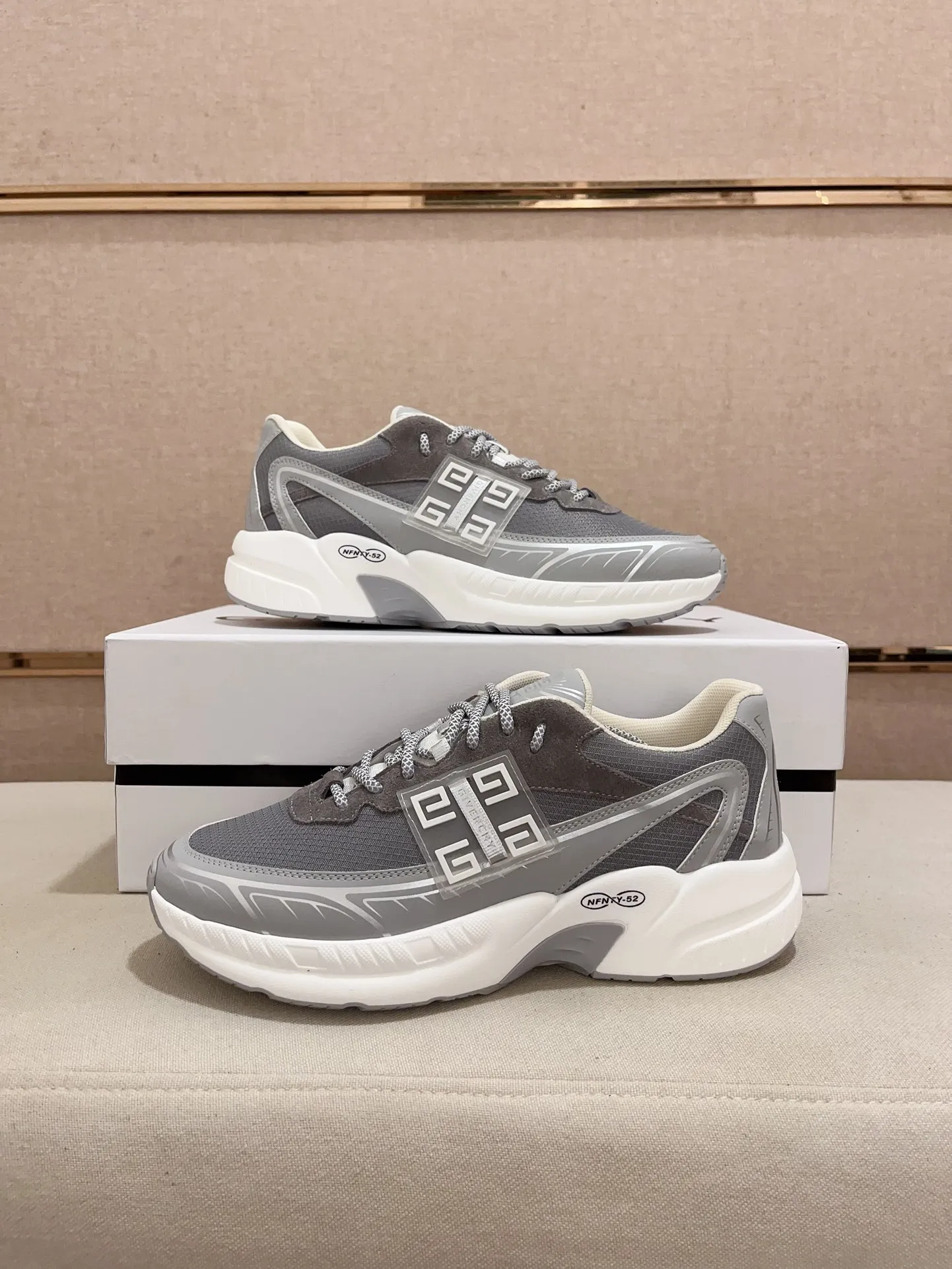 GIVENCHY グレー スニーカー 新作モデル - 画像 (8)