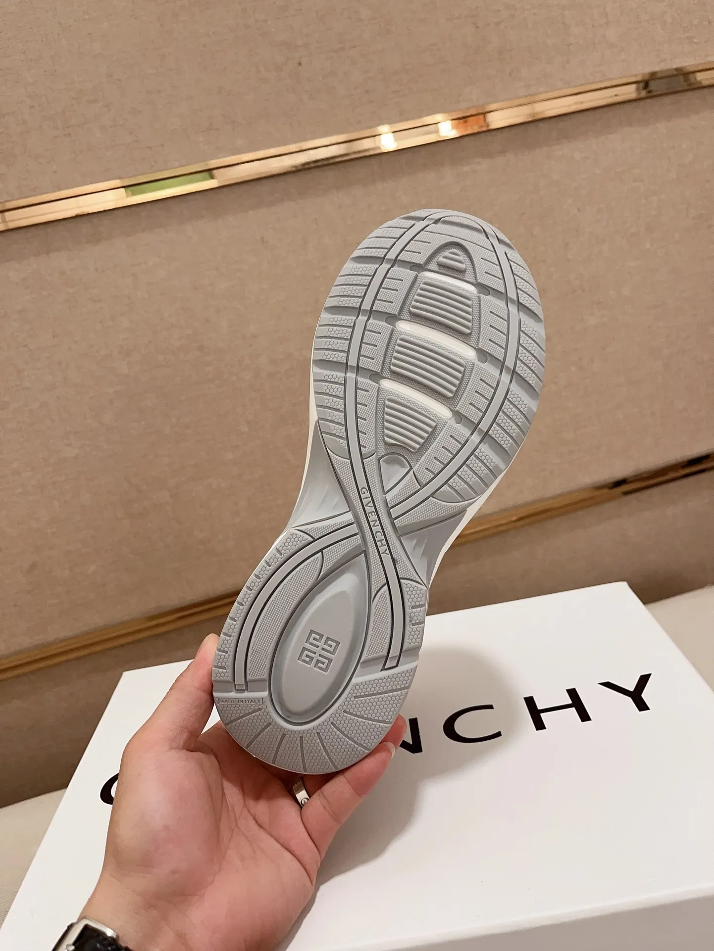 GIVENCHY グレー スニーカー 新作モデル - 画像 (10)