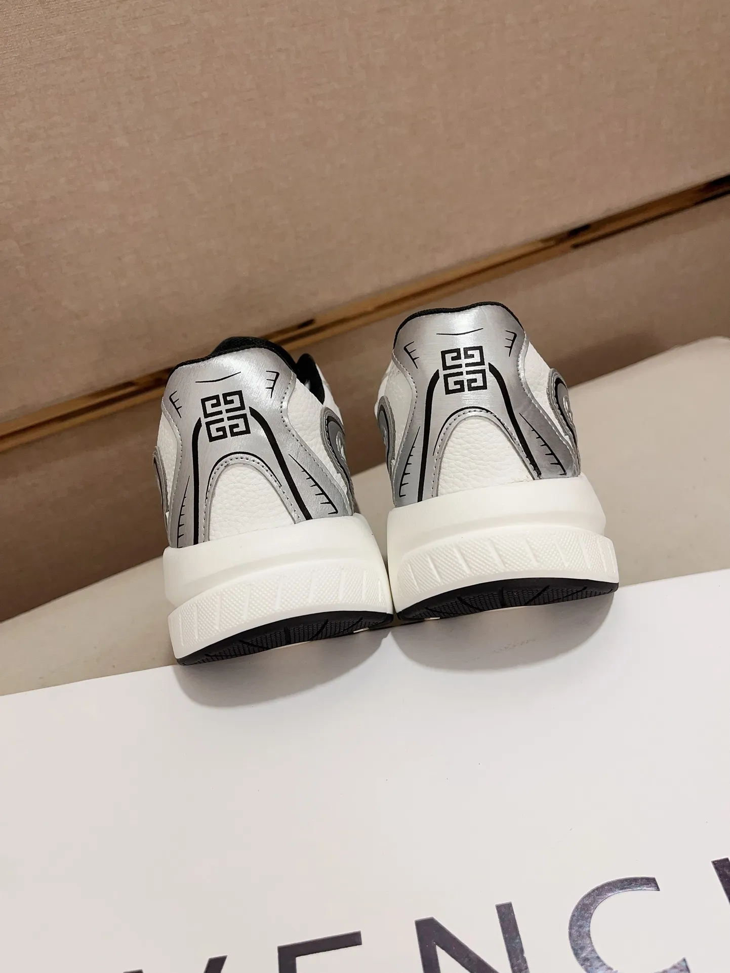 GIVENCHY ホワイト スニーカー 新作 - 画像 (9)