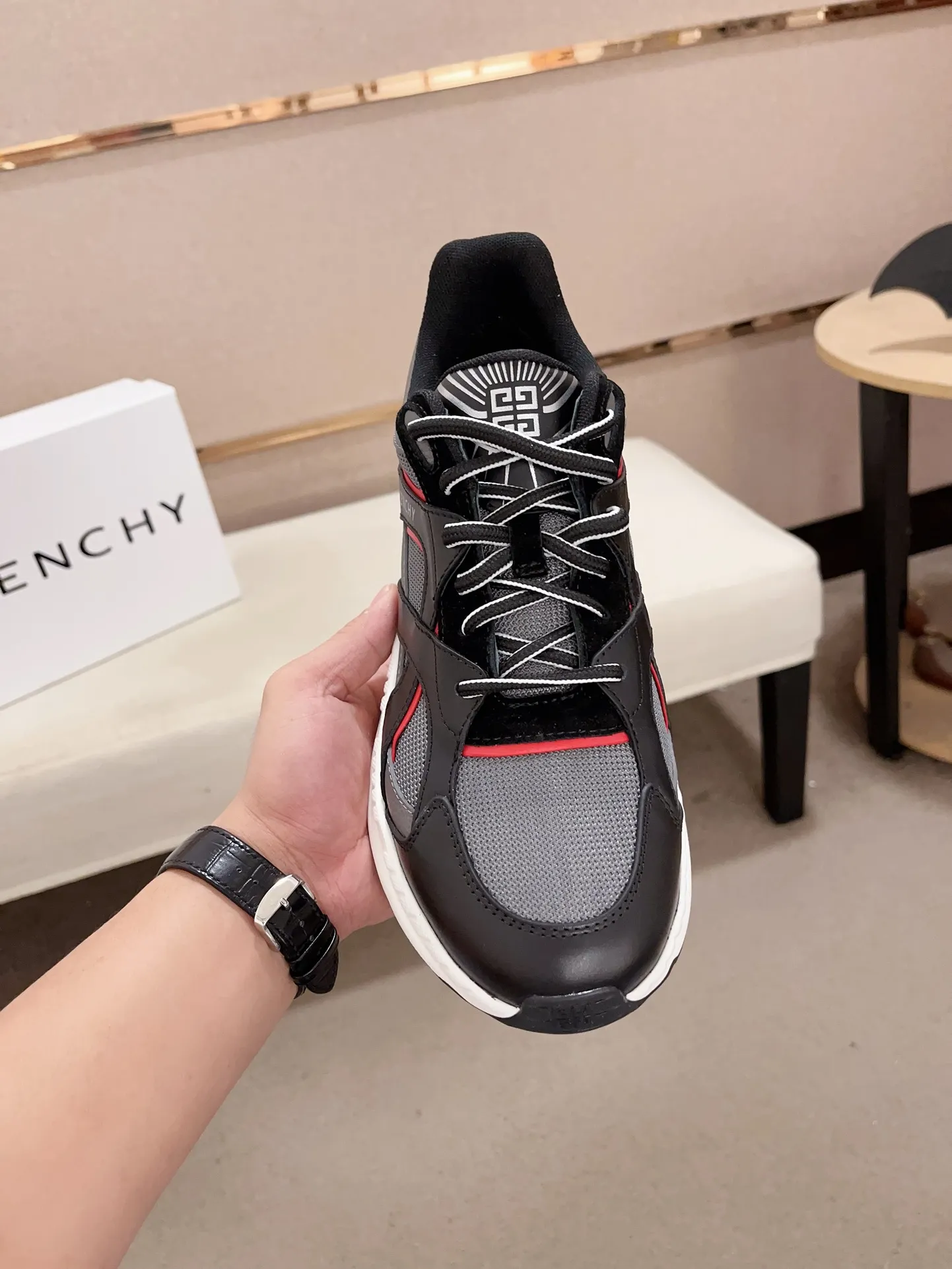 Givenchy ブラックレッド スニーカー 新作 - 画像 (3)