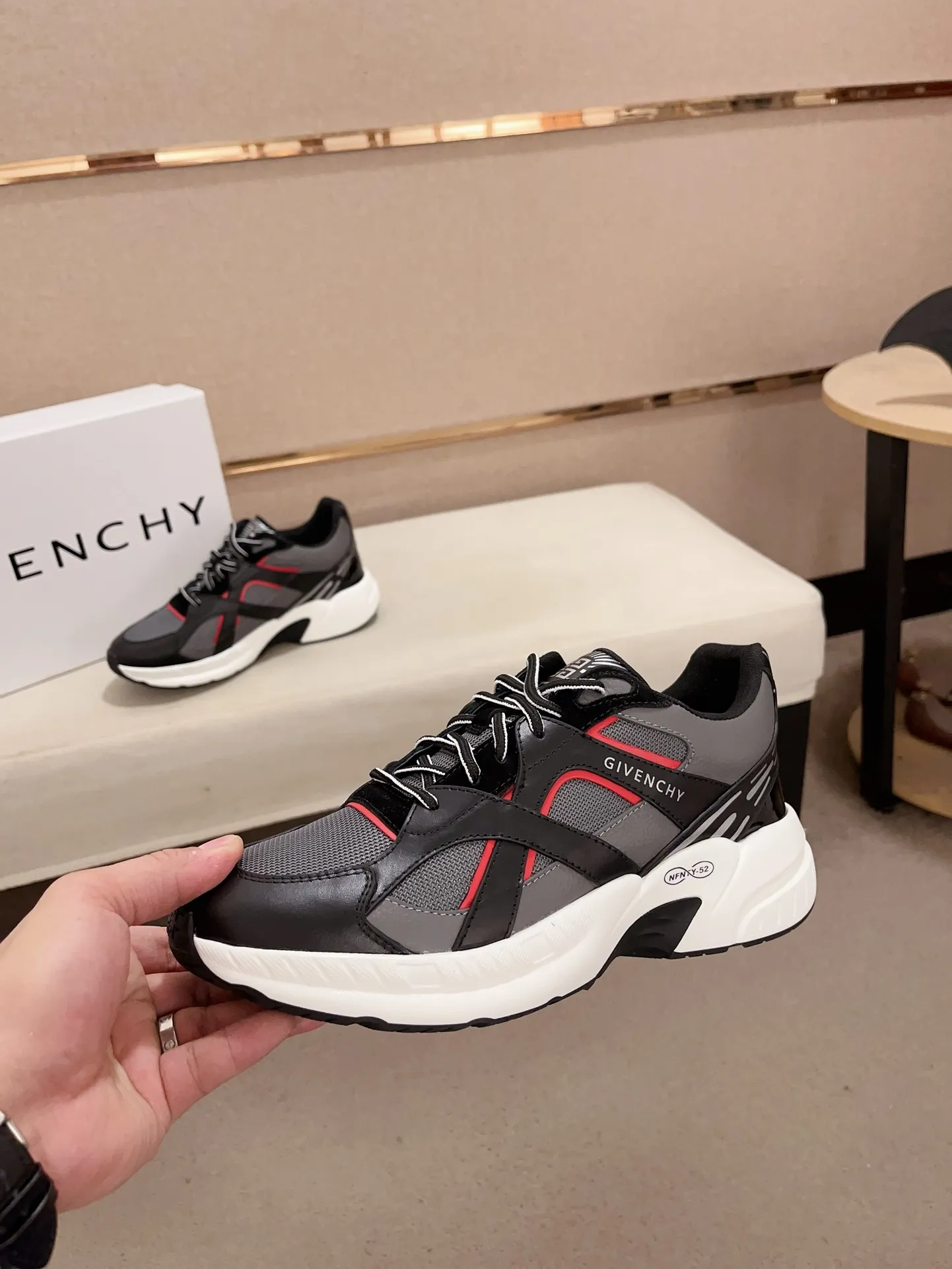 Givenchy ブラックレッド スニーカー 新作 - 画像 (4)