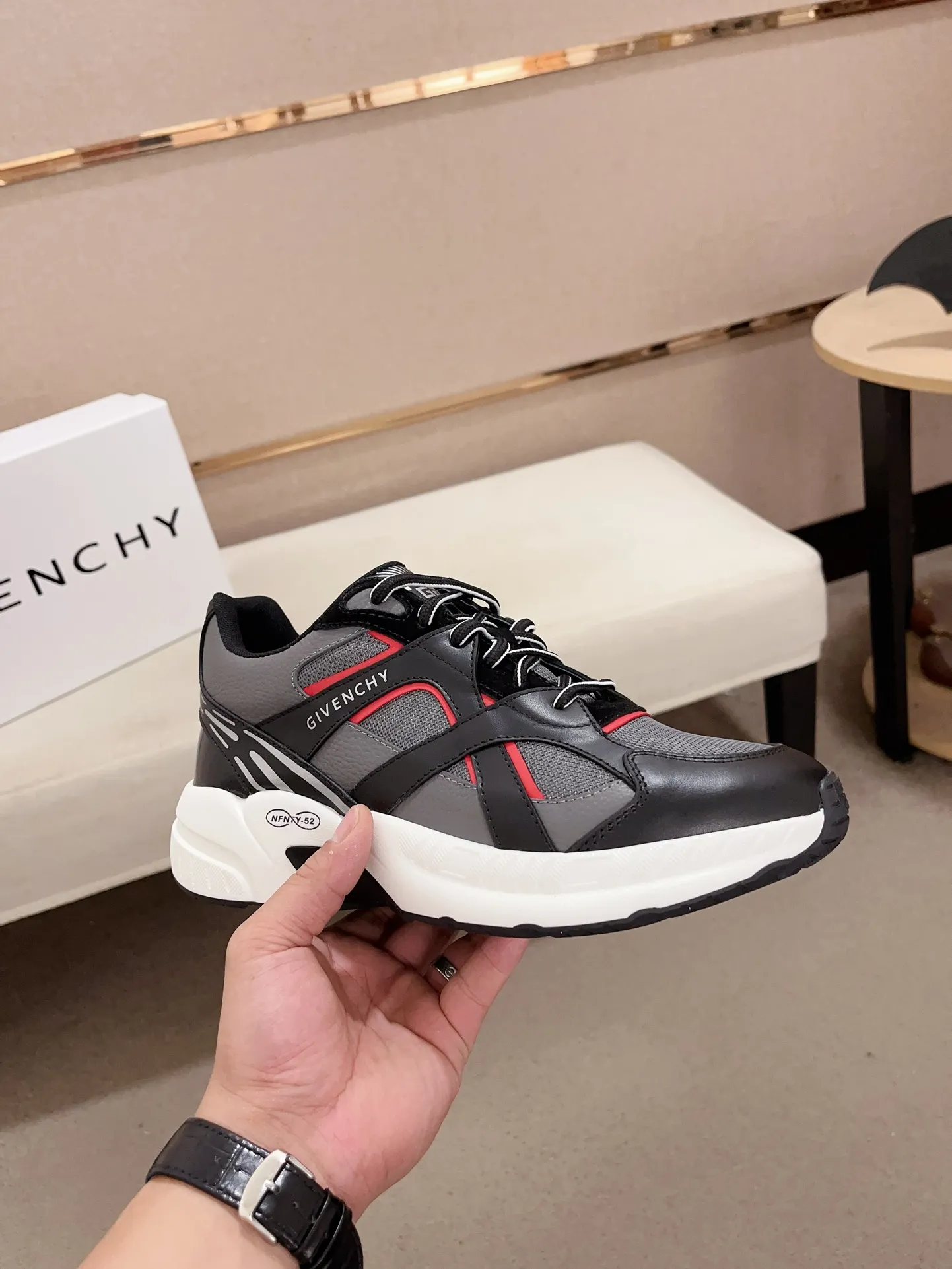 Givenchy ブラックレッド スニーカー 新作 - 画像 (5)