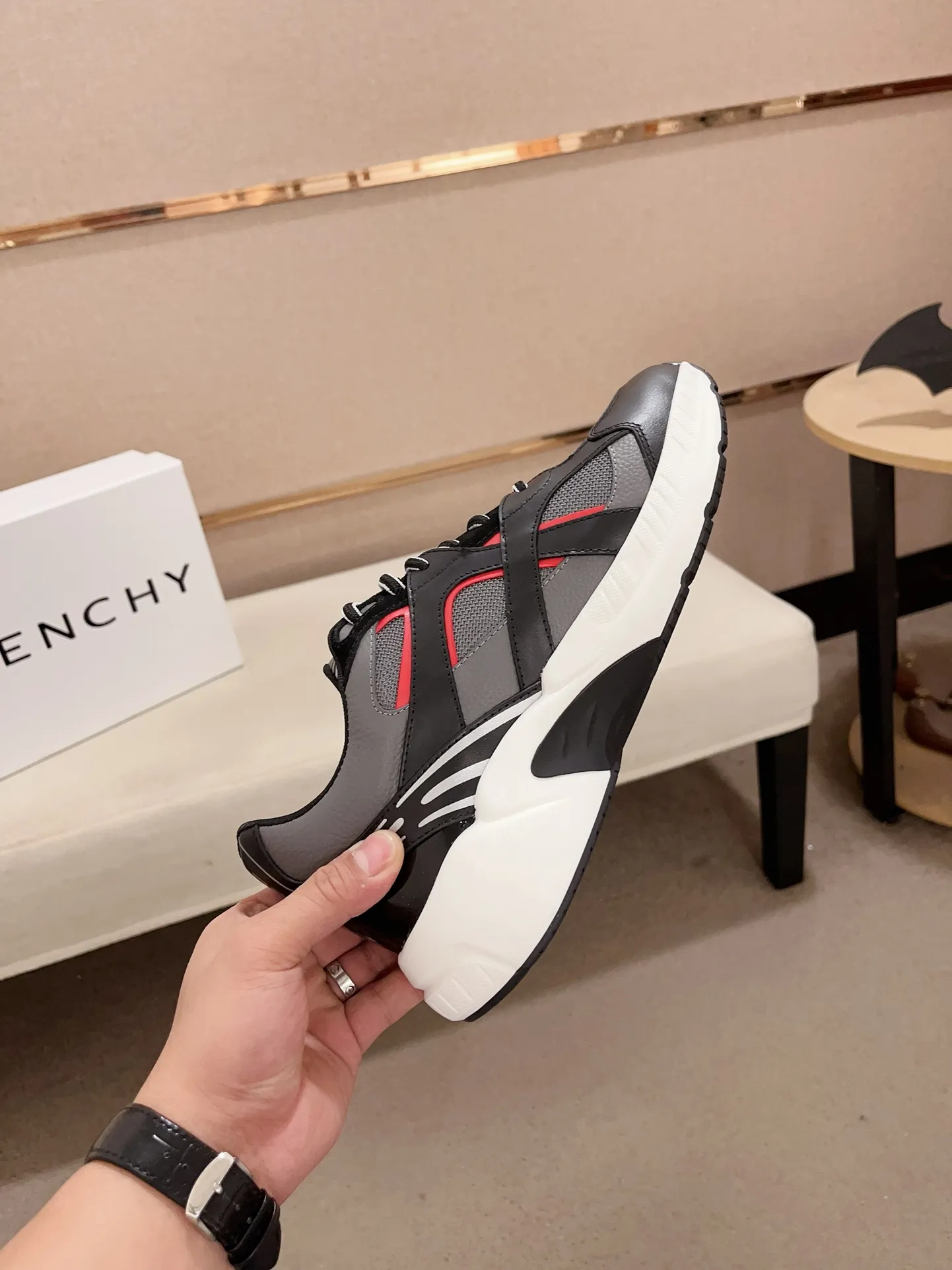 Givenchy ブラックレッド スニーカー 新作 - 画像 (6)