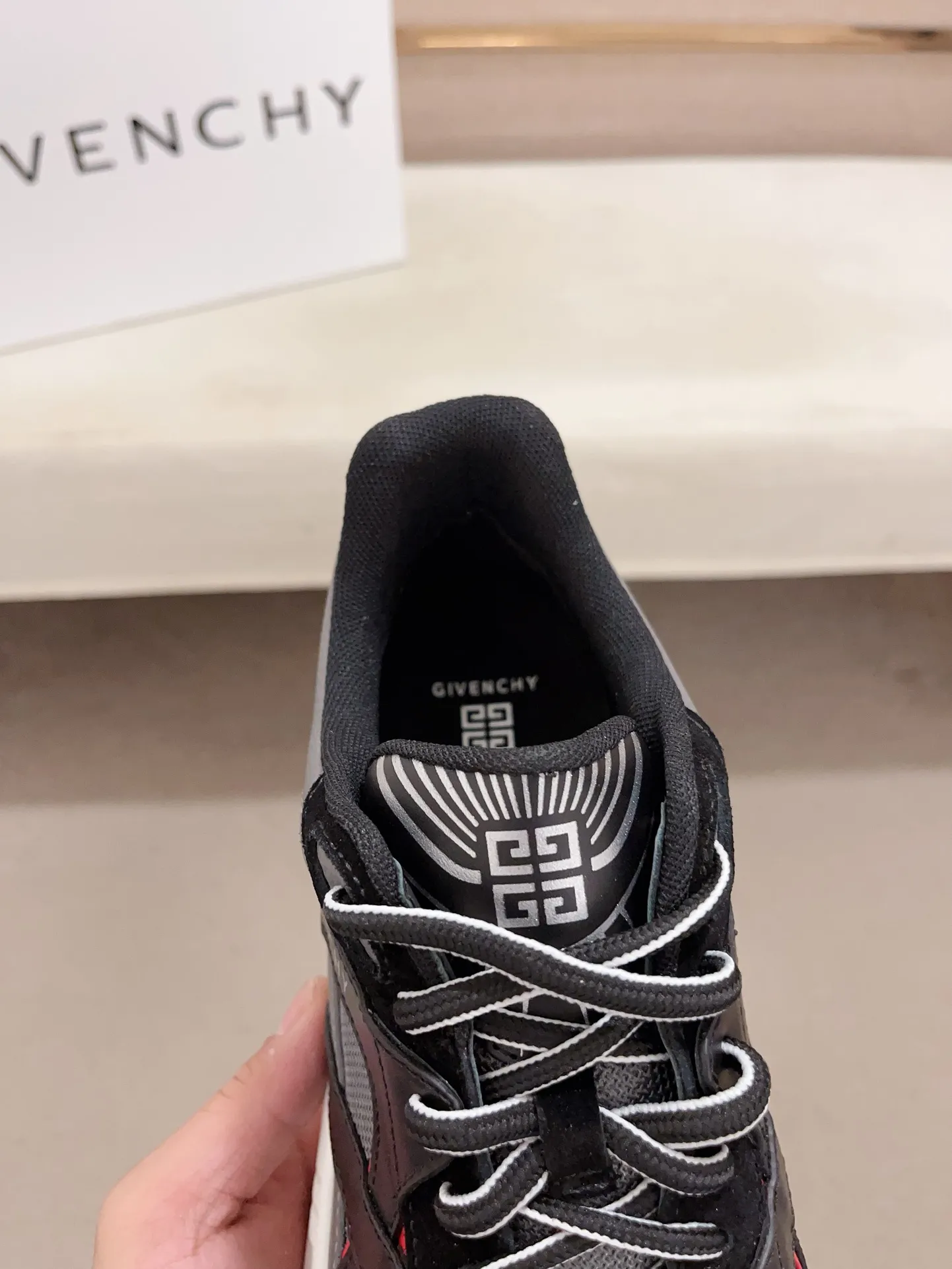 Givenchy ブラックレッド スニーカー 新作 - 画像 (7)