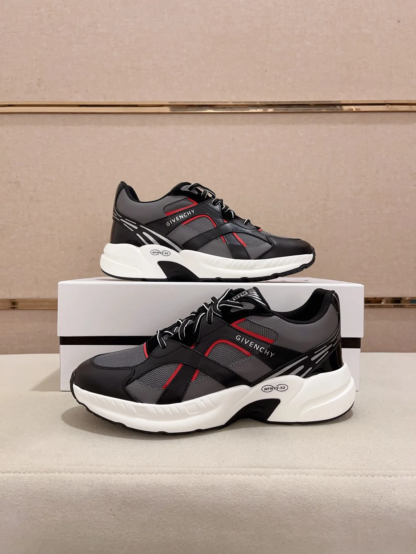 Givenchy ブラックレッド スニーカー 新作 - 画像 (8)