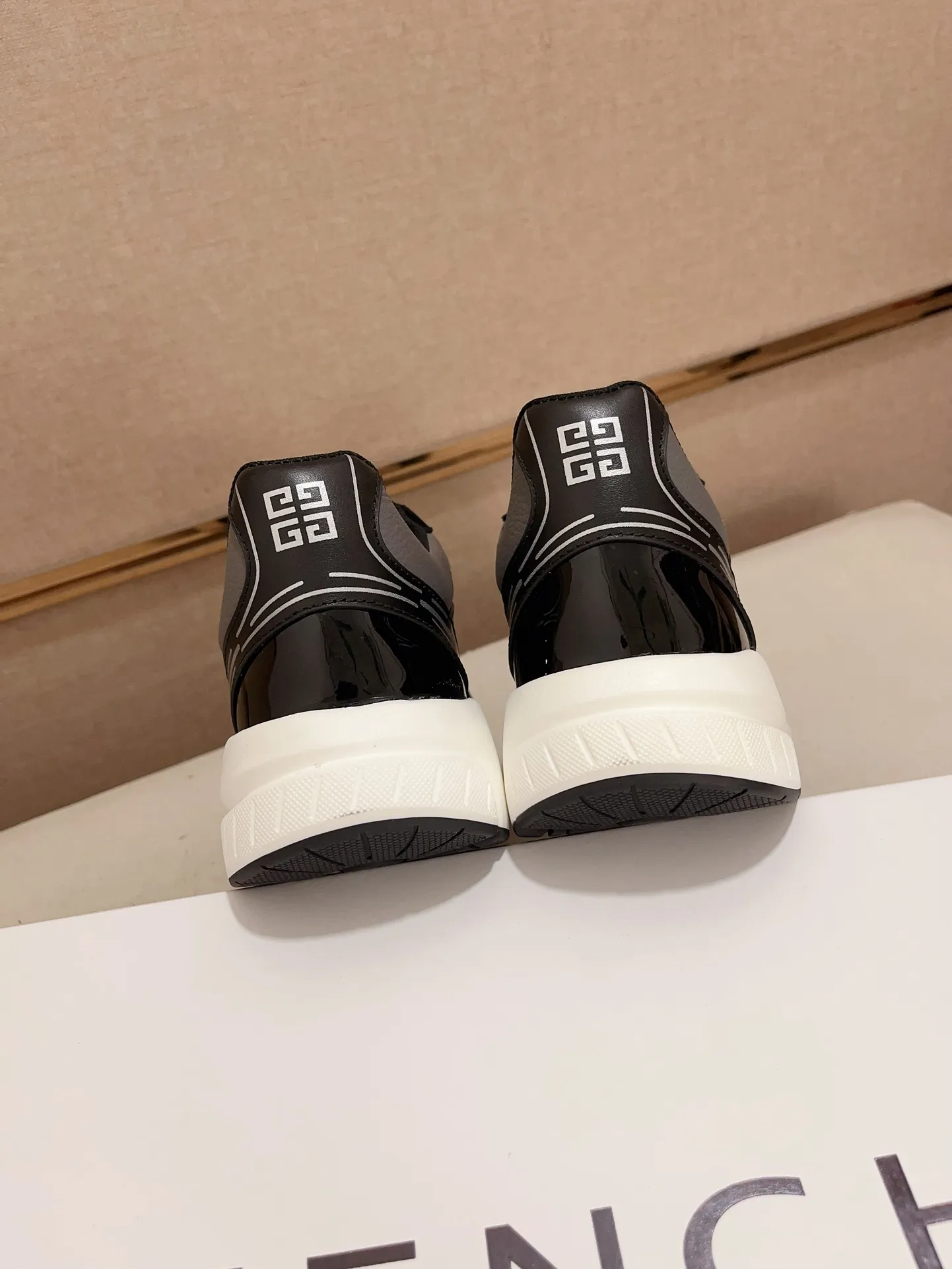 Givenchy ブラックレッド スニーカー 新作 - 画像 (9)