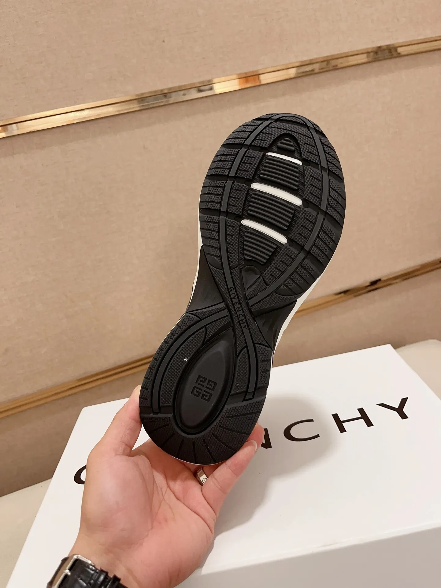 Givenchy ブラックレッド スニーカー 新作 - 画像 (10)