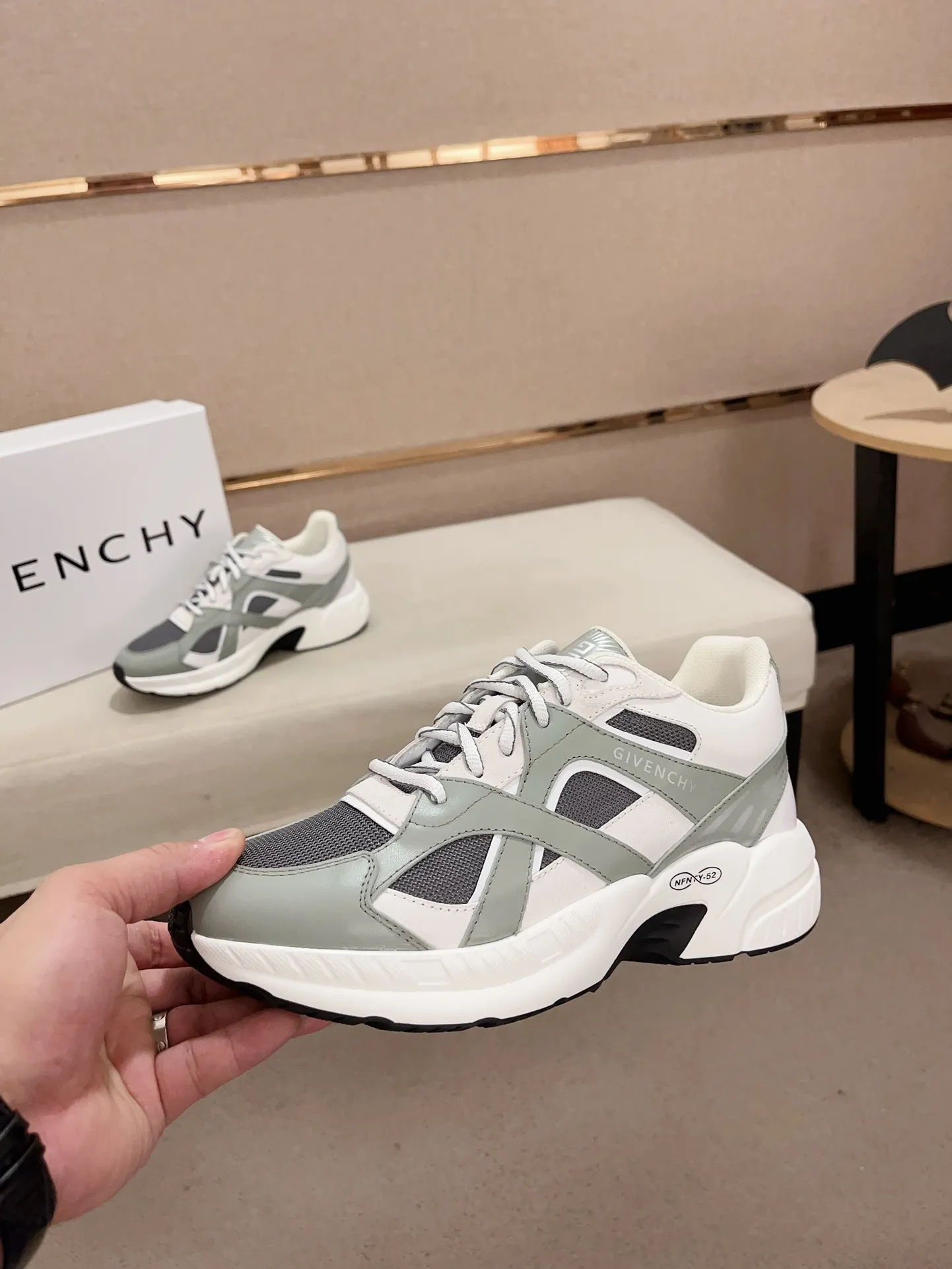 GIVENCHY グレー ホワイト スニーカー - 画像 (4)