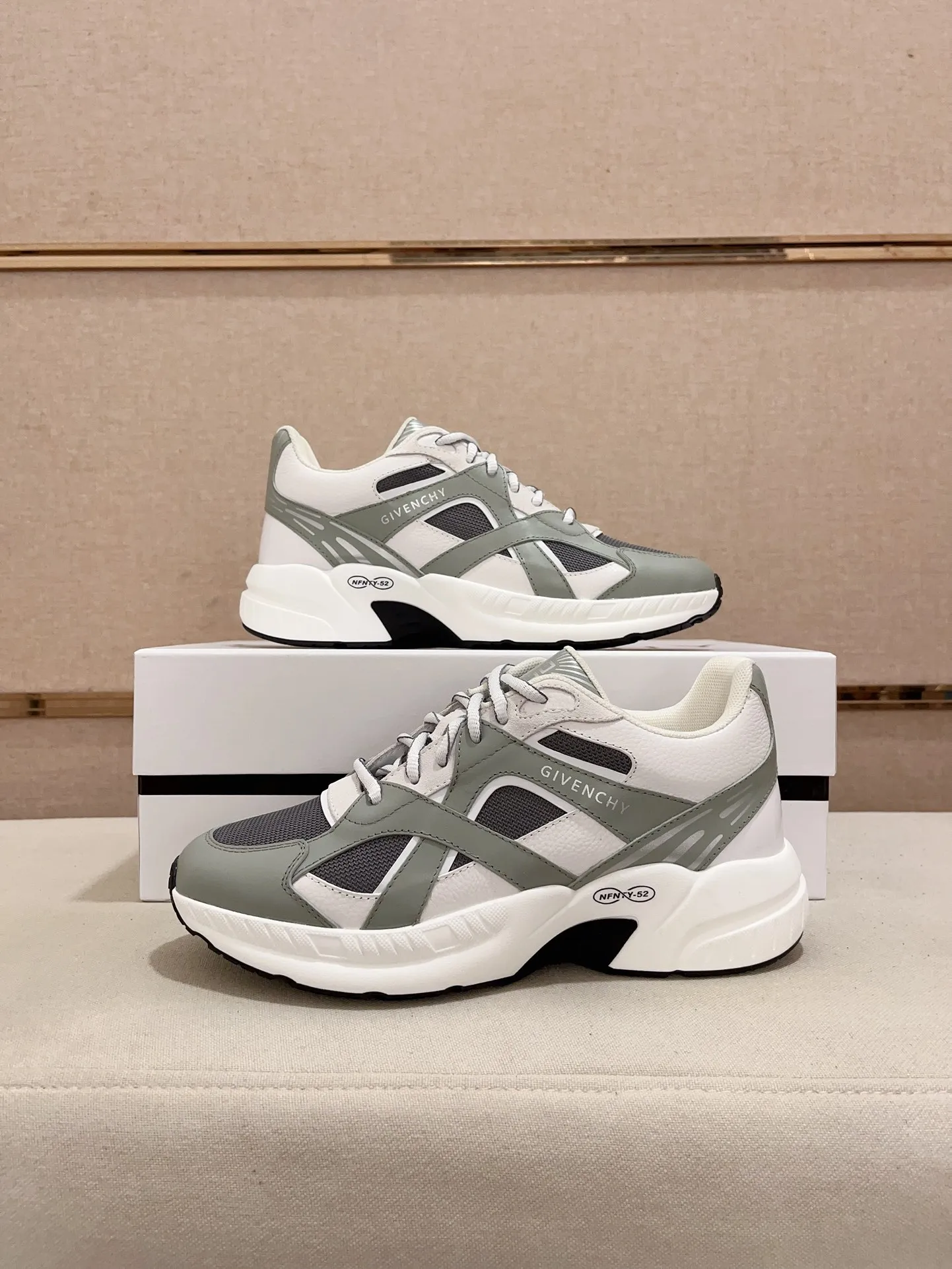 GIVENCHY グレー ホワイト スニーカー - 画像 (8)